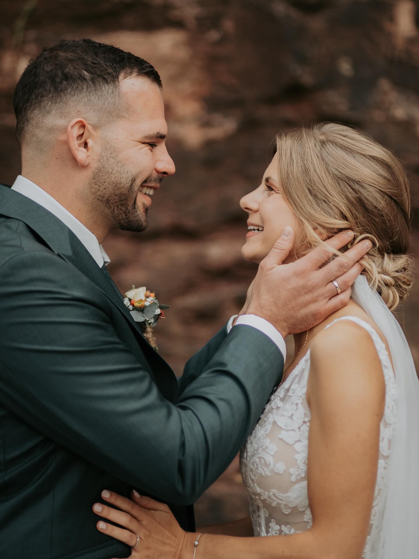 Die Hochzeitssaision steht vor der Tür!🤍
Ich freu mich auf all die besonderen Momente, die kleinen Gesten, die großen Gefühle, das Lachen, die Freudentränen und die einzigartige Atmosphäre, die jede Hochzeit mit sich bringt!
Danke Julia & Nico, dass ich euren wunderschönen Tag letztes Jahr begleiten durfte!🤍