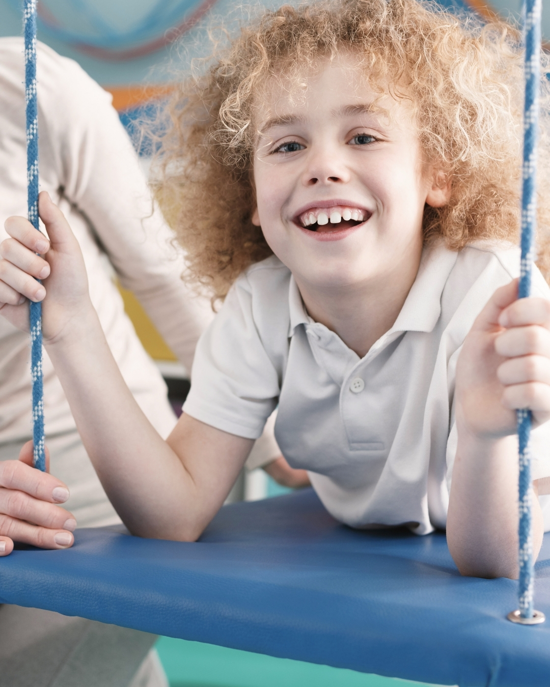 🇱🇹 Propriorecepcija – tai mūsų kūno „vidinis GPS“. Ji padeda jausti, kur yra mūsų rankos, kojos, kiek jėgos naudojame, kaip judame erdvėje.
Autistiškiems vaikams ši sistema dažnai veikia kitaip – jie gali:
- Ieškoti stipresnio spaudimo ar gilesnio kontakto;
- Mėgti siūbavimą, spaudimą, apkabinimus;
- Sunkiau reguliuoti kūno jėgą ar koordinaciją.
Gilus spaudimas, supimas ar sensorinė stimuliacija padeda nervų sistemai nusiraminti, geriau susikoncentruoti ir jaustis saugiau savo kūne.
🇬🇧 Proprioception is our body’s “internal GPS.” It helps us understand where our arms and legs are, how much force we are using, and how we move through space.
For autistic children, this system often works differently. They may:
- Seek stronger pressure or deep contact;
- Enjoy swinging, squeezing, or tight hugs;
- Have difficulty regulating body force or coordination.
Deep pressure, rhythmic movement, and sensory input help calm the nervous system, improve focus, and support a sense of safety within the body.
#Neurocass #sensoryintegration #autism #proprioception #neurodiversity #sensoryprocessing