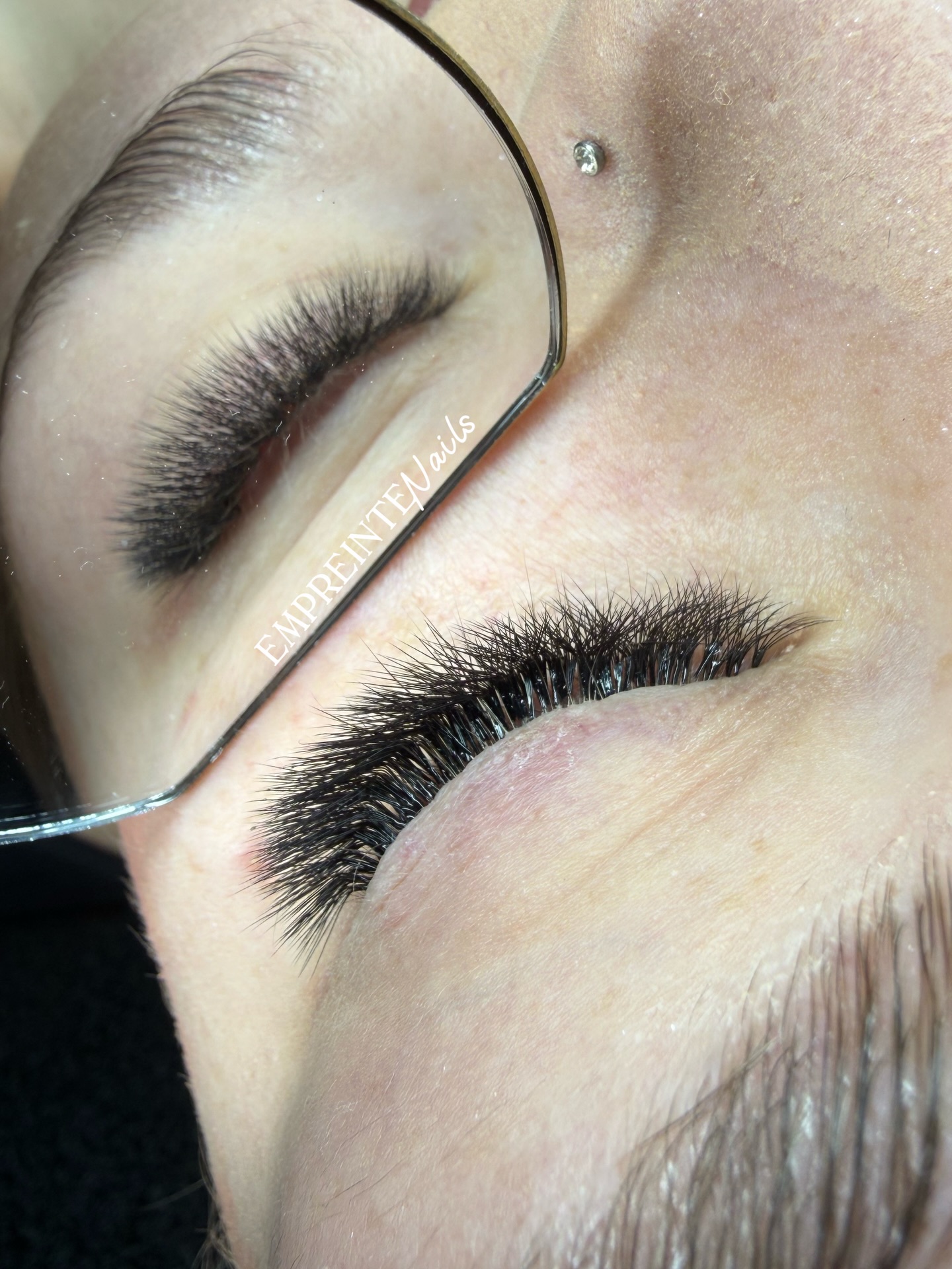 ✨ Volume intense & regard hypnotisant ✨
Une pose qui fait toute la différence 😍
Ici, on est sur un volume noir profond, travaillé pour apporter densité, légèreté et une ligne bien structurée sans alourdir le regard.
Chaque bouquet est posé avec précision pour créer un effet uniforme, intense et élégant 🖤
Résultat : un regard sublimé, œil de chat, plus affirmé… tout en restant confortable au quotidien ✨
Tu es plutôt volume naturel ou volume intense ? 👀
📍 Gaurain – Sur rendez-vous
📩 Infos & réservations en message privé