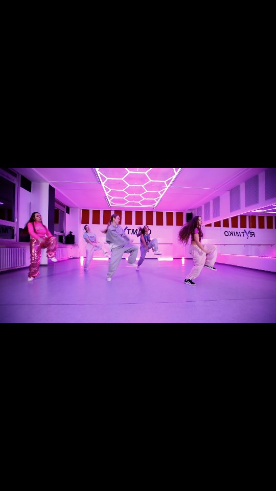 Hip Hop Session... Classic vibes only!
.
Jeden Montag ab 19:30 Uhr mit Melina @melinageyer .
Schaut gerne vorbei.
~~~~~~~~~~~~~~~~~~~~
#hiphopclass #danceschool #rytmiko #stuttgart #dancingunited