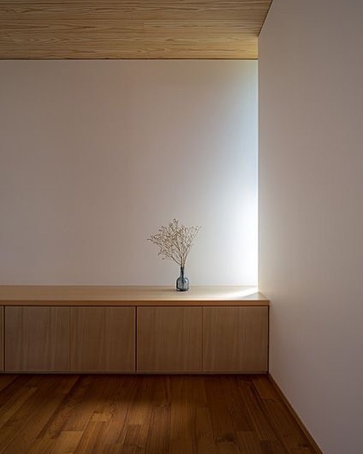 #inspiration #architectureinterieure #plafondbois #matière
On aime cette douce lumière qui vient taper sur les murs blancs et ce banc sur mesure au ligne toute simple réalisé par yanase-arc. On adore le plafond en bois. Limiter le placo c’est une clé pour un intérieur réussi. On aime la matière, on aime le bois!