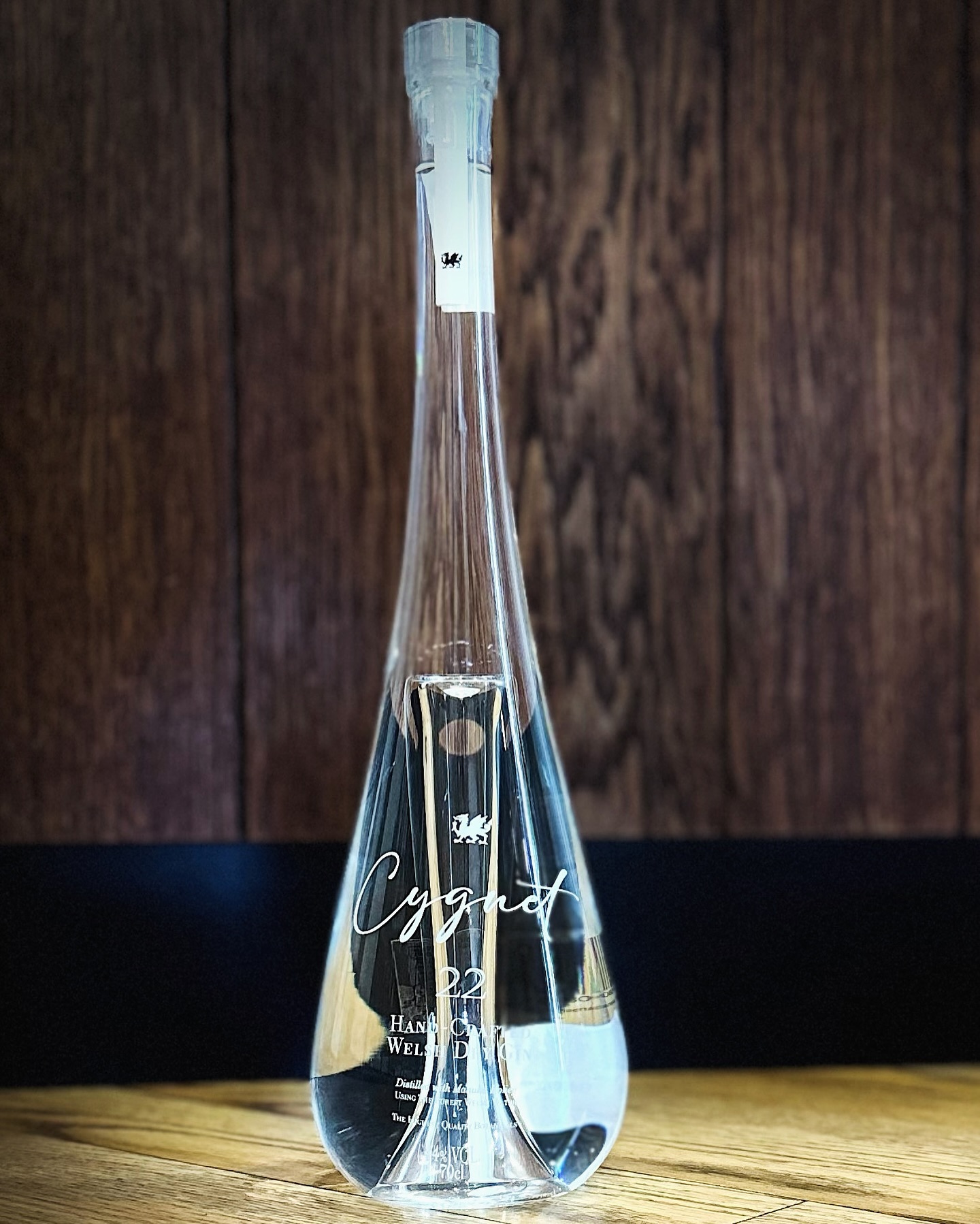 🥇Award-Winning Luxury
🍸Hand-Crafted, Welsh Dry Gin Sipping gin can be enjoyed neat or as an elevation to your Gin & Tonic. Delightful honeycomb scents, a sweet and spicy taste Cygnet is as smooth as it is flavorful, making it a must-try for any gin lover. #cygnet #welshgin #luxurygina