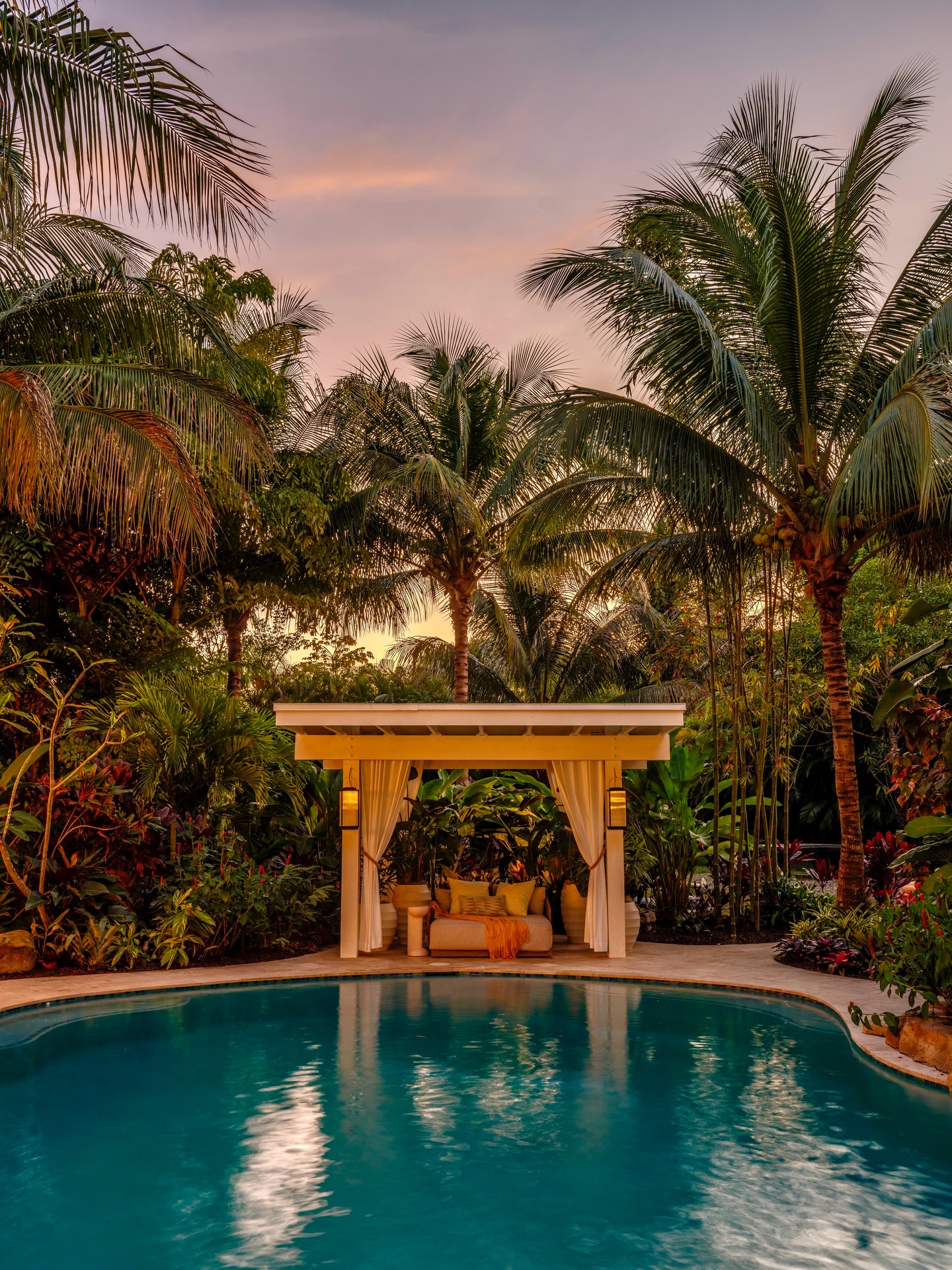 If your Friday night looks like this… you’re doing it right. If it doesn’t, save this for later. 💁🏽♀️
.
.
📸 @stavaridisphoto
Styling @peggy_chase_jordao
.
.
.
.
#southfloridahomes #southfloridainteriordesign #southfloridaliving #outdoorlivingideas