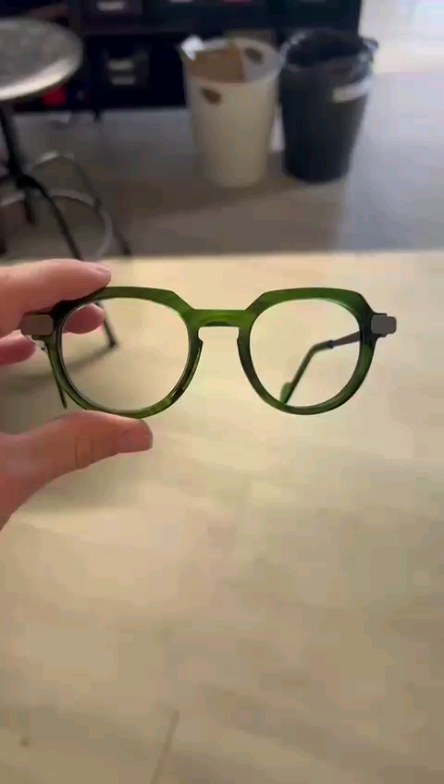 Alexis a opté pour une @naonedeyewear pour ses nouvelles lunettes. En bioacétate avec une coloration végétale à base d'algues, cette monture a tout pour plaire.
Il vous emmène dans notre quotidien pour vous montrer le montage de ses verres.
#naoned #lunettescréateurs #lunettesfrancaises🇫🇷 #opticienindependant #brignais