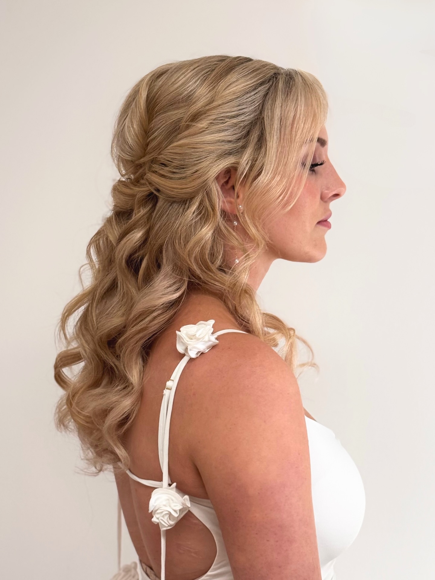 Sanft fallende Waves und eine locker gesteckte Form verleihen diesem Brautlook Leichtigkeit und Eleganz.
Zeitlos, feminin und perfekt abgestimmt für einen harmonischen, natürlichen Bridal Style 🤍