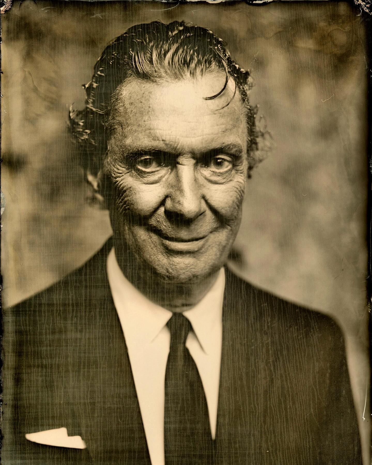 Martin Suter Portrait on aluminum wetplate by Wim van der Helm 2024.
#MartinSuter #Suisse #Author #Literature #Contemporary #SwissLiterature #NovelistLife #Stories #ZurichCulture #diogenesverlag #keingrundgleichsorumzuschreien #igreads #bildungfuersleben #saveoursoul #filmisnotdead #ofpeople #editfromthesoul #zürich