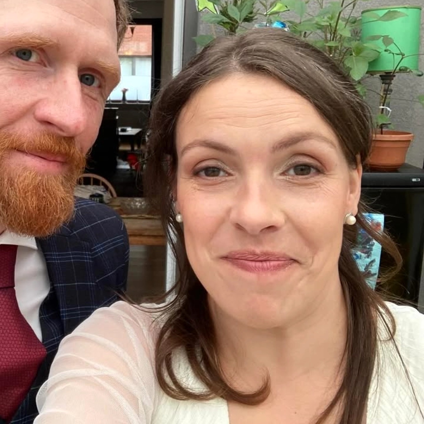 Romantisch. Naturel. Authentiek
Voor de bruid die zichzelf wil blijven, maar toch dat tikkeltje extra zoekt.
Een zachte make-up en een elegant kapsel die jouw natuurlijke schoonheid versterken — en de hele dag stralen, van first look tot laatste dans.
#bridalhair #bridalbeauty #bruidskapsel #natuurlijkebruidslook #romantisch #authentiek #weddinghairandmakeup #bridalglow #coconmoment