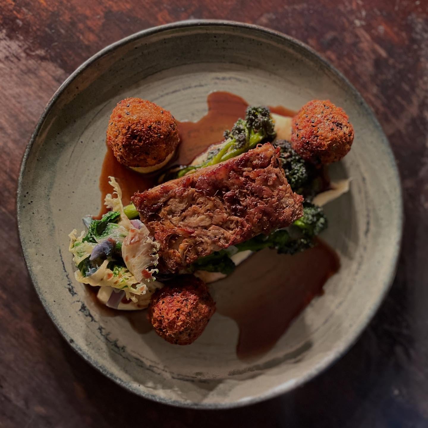 TONIGHTโS SPECIAL
- Pressed lamb shoulder, parsnip purรฉe, black pudding bon bon, purple sprouting broccoli & lamb jus
#bristolgoodfood #bristolrestaurants #bristolpubfood #bristolgoodeats #bristolfoodanddrink