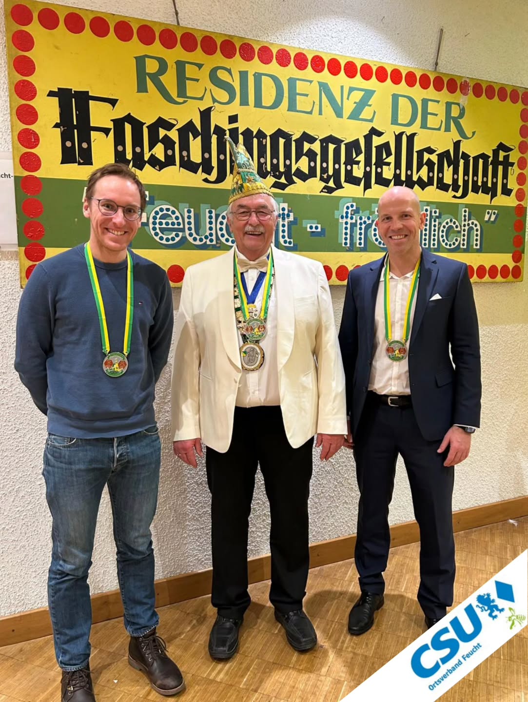 Prunksitzung der Faschingsgesellschaft Feucht Fröhlich in der Reichswaldhalle
Gemeinsam mit Ehrensenator und Altbürgermeister Konrad Rupprecht sowie CSU Marktgemeinderat Markus Lampalzer besuchten wir die Prunksitzung der FG feucht-fröhlich in der Reichswaldhalle Feucht.
Die Reichswaldhalle stand ganz im Zeichen des Frohsinns, als die Faschingsgesellschaft Feucht Fröhlich zu ihrer festlichen Prunksitzung eingeladen hatte. Vor ausverkauftem Haus erlebten die Gäste einen abwechslungsreichen Abend voller Humor, Tanz, Musik und närrischer Höhepunkte – ganz so, wie es die Feuchter Faschingstradition seit Jahren verspricht.
Ein rundum gelungener Abend, der nicht nur für beste Laune sorgte, sondern auch zeigte, wie lebendig Brauchtum, Gemeinschaft und Engagement in Feucht gelebt werden.