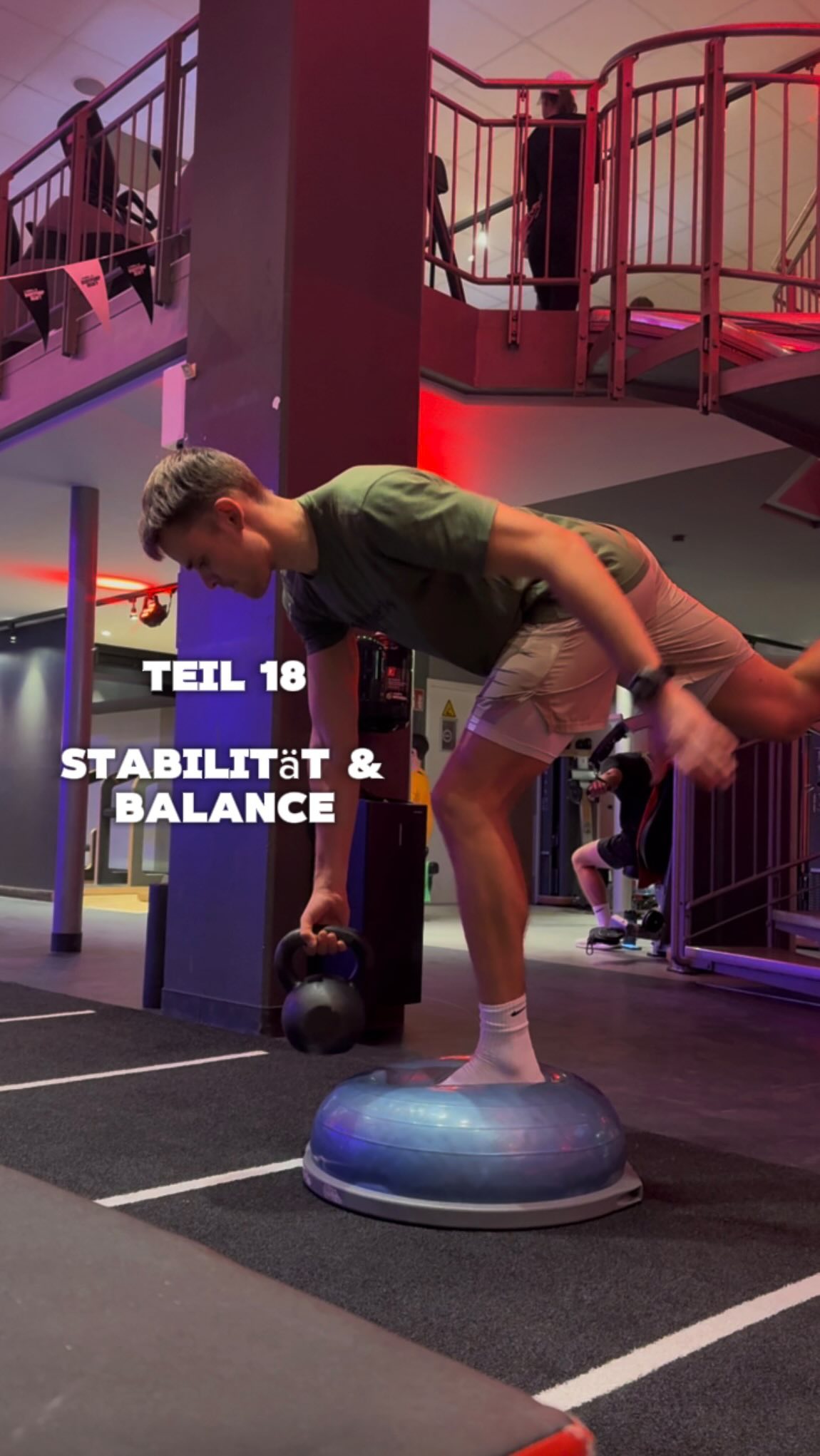 Wie du WIRKLICH Stabilität und Balance als Läufer trainierst. ⬇️🏃
Stabilität ist für Läufer mehr als „nicht umkippen“.
Sie bedeutet, bei jedem Schritt Kraft schnell und kontrolliert in den Boden zu übertragen.
Balance Boards und Bosu Bälle sehen nach sinnvollem Stabilitätstraining aus –
haben aber für das Laufen oft nur einen sehr begrenzten Übertrag.
Warum?
Weil Laufen auf festem Untergrund stattfindet
und Stabilität vor allem dann zählt,
wenn hohe Kräfte über ein Bein abgefangen und weitergeleitet werden müssen.