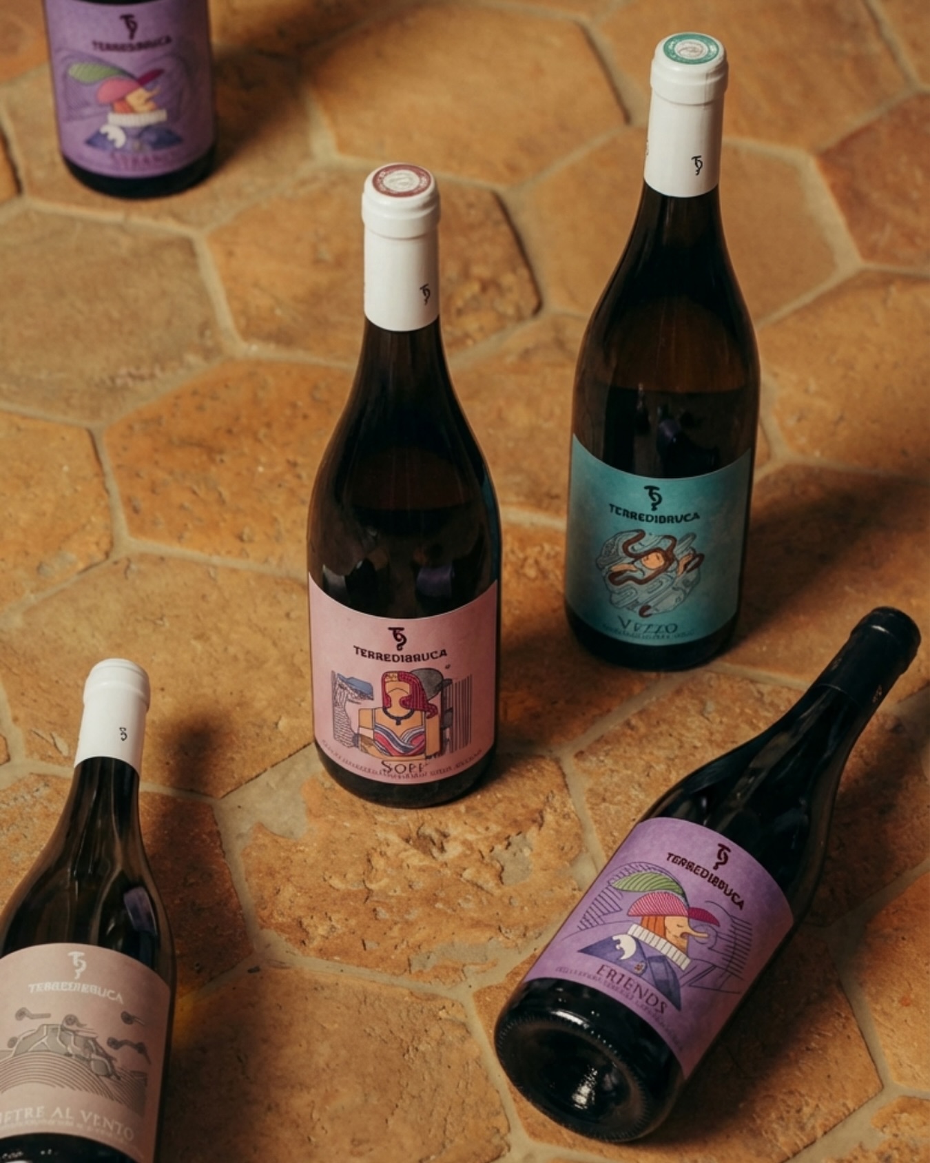 Una collezione di vini biologici che raccontano la Sicilia con semplicità ed eleganza.
Lasciati guidare nella scelta. 🌈
📍Via Nino Tesoriere 7 | Castellammare del Golfo
📞327 9523280