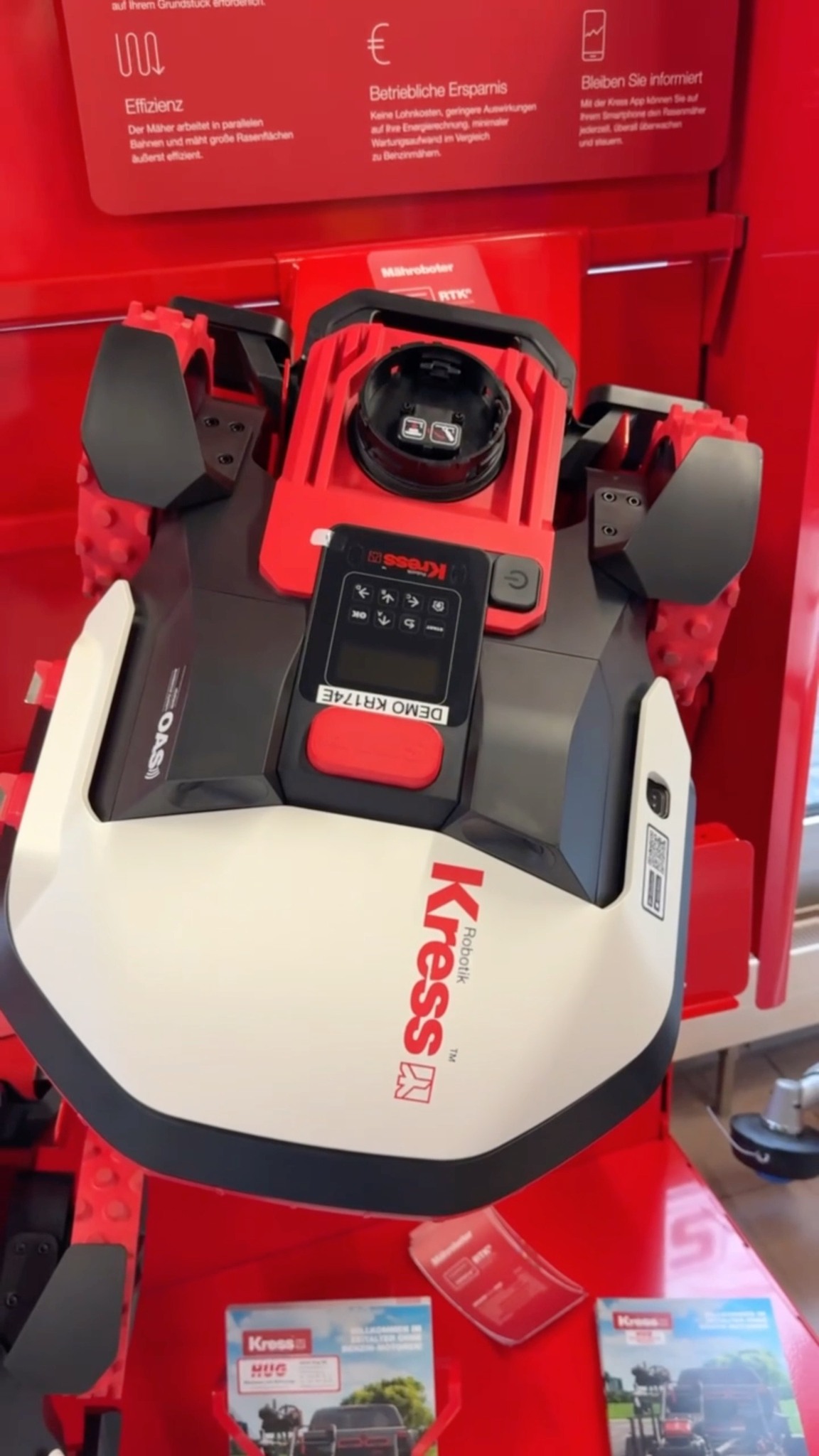 Wer ab dem Frühling entspannt durch den Garten gehen will, plant jetzt voraus.
Der Kress-Mähroboter ist schnell installiert und übernimmt deine Arbeit auf dem Rasen zuverlässig vom ersten Schnitt an.
Gerne kümmern wir uns um Beratung, Installation und Service.
Damit du dich um auf die schönen Dinge im Garten konzentrieren kannst. 🌱🤖