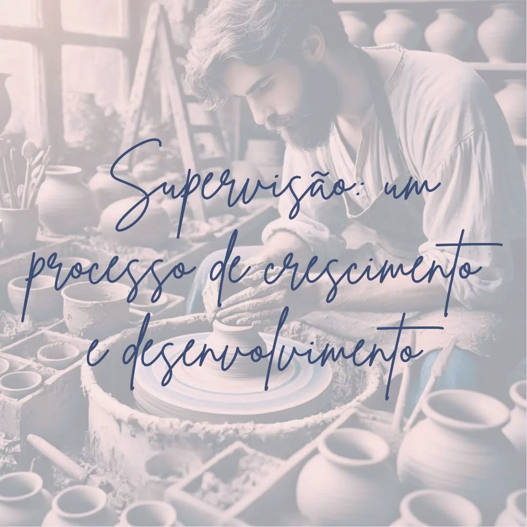 Olá,
Vamos refletir sobre a importância da Supervisão? 🌻
Na Abordagem Centrada na Pessoa (ACP), a supervisão é vista como uma relação de aprendizado e desenvolvimento contínuo. Mais do que apenas orientar tecnicamente, a supervisão na ACP busca facilitar o crescimento pessoal e profissional do terapeuta, promovendo a autocompreensão e a congruência nas relações terapêuticas
🔹 Elementos Essenciais da Supervisão Centrada na Pessoa:
Relação de Confiança: A supervisão é construída sobre uma base de confiança mútua, onde a supervisora e a supervisionada trabalham juntos em um ambiente de respeito e consideração positiva incondicional.
Desenvolvimento da Empatia: A empatia é uma dimensão central na supervisão, onde a supervisora facilita a supervisionada o desenvolvimento de uma compreensão profunda e empática dos seus clientes.
Congruência: A supervisora também ajuda a psicoterapeuta a ser mais congruente, ou seja, a alinhar seus sentimentos, pensamentos e ações na relação terapêutica, promovendo uma prática mais autêntica e eficaz.
💡 Reflexão: A supervisão centrada na pessoa é um processo transformador que vai além da técnica, ajudando os psicoterapeutas a desenvolverem uma prática clínica que é genuína e profundamente conectada com a experiência do cliente, desenvolvendo habilidades terapêuticas.
👉🏼Encare a supervisão como um espaço fundamental ao seu crescimento, onde você pode explorar, aprender e evoluir como psicoterapeuta e como ser humano.
-Como anda seu cuidado ético e responsabilidade com a profissão e as pessoas que facilita o desenvolvimento?
Abraços,
Juliana B. Fitaroni
Psicóloga
CRP-18 02964
#SupervisãoCentradaNaPessoa #DesenvolvimentoProfissional #AbordagemCentradaNaPessoa