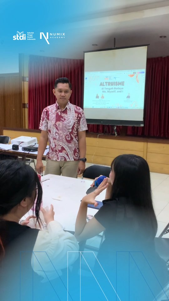 Design for Others, Not Just for "Me" 🎨
Hari pertama Uji Kompetensi di STDI Bandung ngebahas sesuatu yang krusial banget buat kita calon desainer: Altruisme.
Di dunia kreatif, seringkali kita terjebak di ego "Me, Myself, and I"—bikin karya cuma buat kepuasan pribadi atau sekadar estetika sendiri. Tapi hari ini kita diingetin lagi, kalau esensi desain yang sebenarnya adalah solusi buat orang lain.
Altruisme dalam desain berarti menaruh empati di atas ego. Bukan cuma soal "keren menurutku", tapi "bermanfaat bagi mereka". ✨
#STDIBandung #SekolahTinggiDesainIndonesia #SKPI2026 #Altruisme #DesignEmpathy AnakDesain LifeAtSTDI