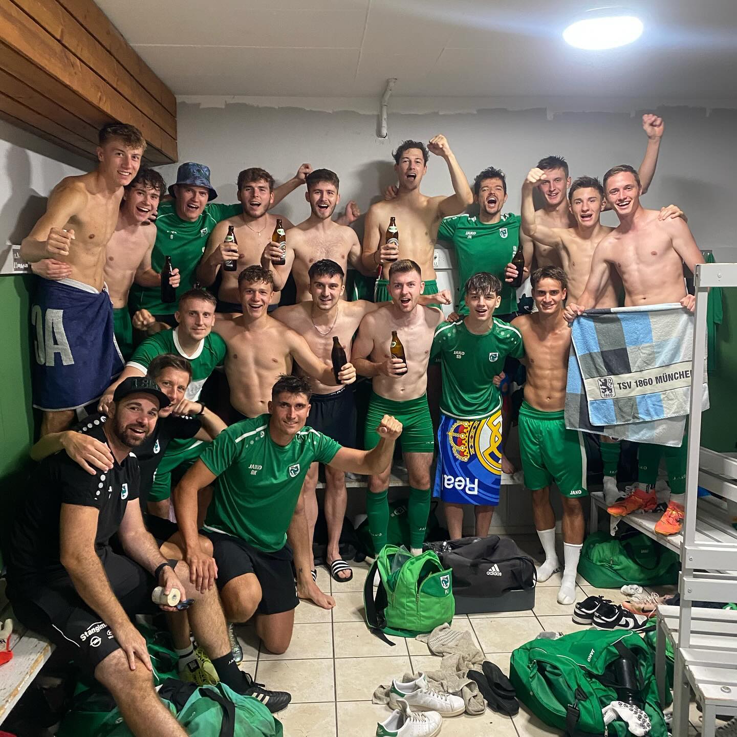 Für die Ewigkeit! 💚🐉
Unser 1. Dreier daheim in der Landesliga❗️
Nach einer brutal stabilen Leistung konnten wir uns gegen den @fcschwabing1956 durchsetzen und gewinnen an der Poschinger Allee.
Das nächste Heimspiel gegen den @svbruckmuehlfussball lässt auch nicht lang auf sich warten. Wir sehen uns wieder am 07.09 ⚽️
#edid #fussball #landesliga #sieg #drachen #murnau #explore #heimsieg