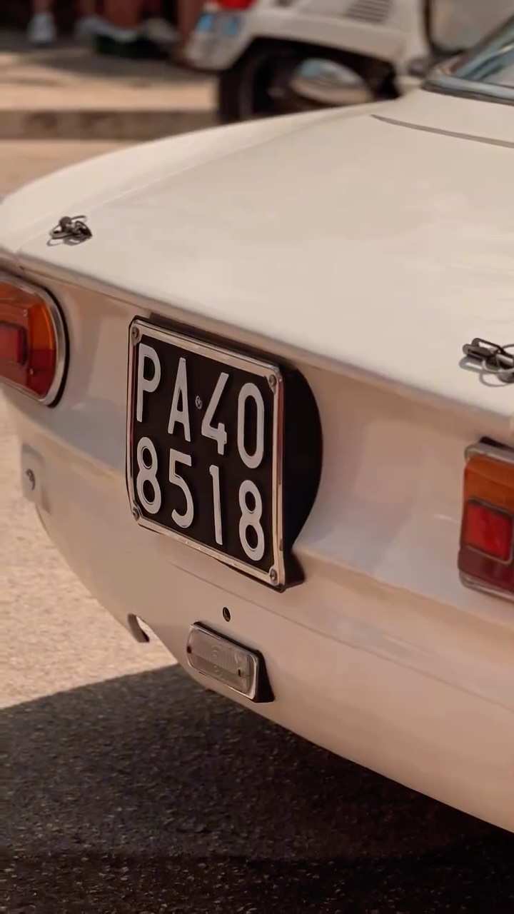 L’anima di Arese respira l’aria di Trapani🍀
Ogni dettaglio dell’Alfa Romeo GTAm datata 1971, di Luigi Pastorello, racconta una storia di corse, ingegneria e pura passione italiana.
Dal leggendario quadrifoglio, al volante pronto a domare l’asfalto… e la bellezza non è un optional ma velocità pura.
Dire “anima di Arese” per una GTAm di quel periodo, è un riferimento storico e sentimentale fortissimo per tre motivi principali:
la sede storica: proprio negli anni ‘60 e ‘70, Arese era il cuore pulsante del marchio. Lì non venivano solo prodotte le auto, ma venivano progettate e sognate. Dire che un’auto ha l’”anima di Arese” significa dire che possiede il DNA originale e più puro dell’Alfa Romeo nel suo periodo d’oro.
l’autodelta: molte di queste versioni da competizione (come la GTAm) venivano curate o ispirate dal reparto corse Autodelta, che aveva la sua base operativa proprio lì vicino. È il luogo dove la meccanica diventava leggenda sportiva.
il museo: oggi Arese ospita il Museo Storico Alfa Romeo (chiamato appunto “la macchina del tempo”). E quando un’auto come quella di Pastorello corre ancora oggi, è come se un pezzo di quel museo prendesse vita e uscisse in strada.
Lo sentite anche voi il profumo della storia? ♥️
1/3