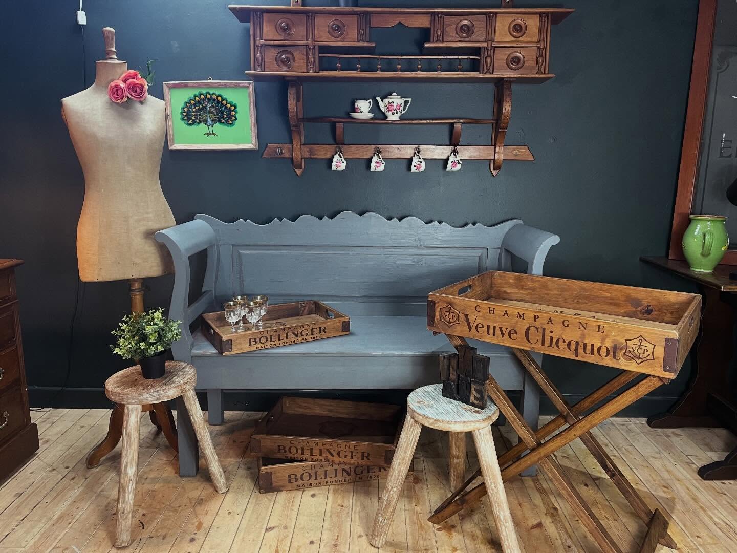 Phew! Just back from what turned out to be a cold, windy and rainy buying trip today. However we did get some great items despite the poor turn out of traders today. The weather didnāt put US off though, hereās some of the items we gotā¦
Weāll be posting items separately but if thereās anything youāre interested in ( and you just canāt wait š¤£) get in touch for details
Sorry but the 3 Bollinger trays have been sold now