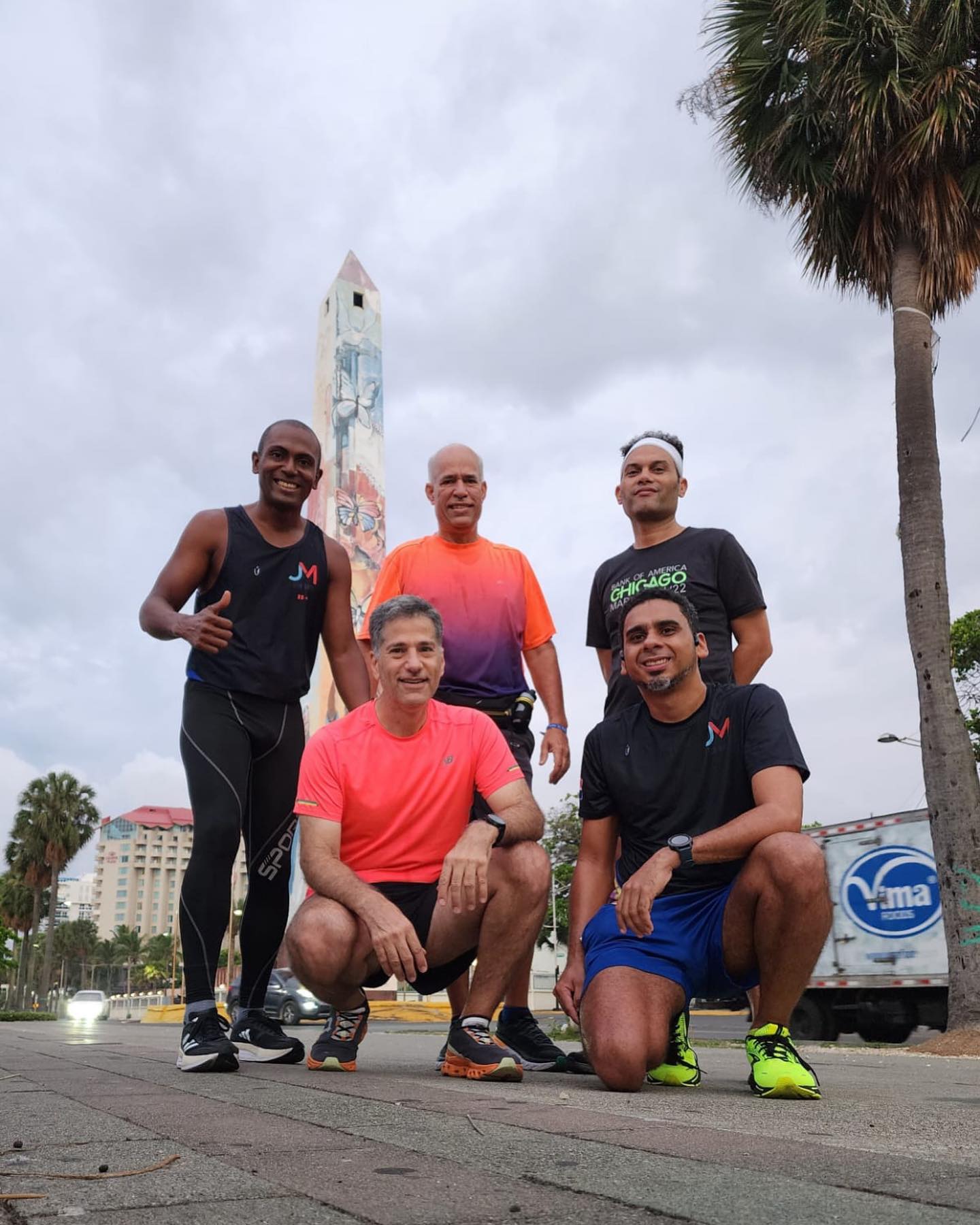 Reto 40-40-40 cumplido!
⠀⠀⠀⠀⠀⠀⠀⠀⠀
Hoy acompañamos al @dr.runner.rd en el último día de su reto de 40 días de entrenamiento ininterrumpido de al menos 40’ diario, con todos sus demás entrenamientos y fondos.
⠀⠀⠀⠀⠀⠀⠀⠀⠀
Este reto se lo auto puso el doctor por su cumpleaños número 40, y vaya forma de celebrarlo..
⠀⠀⠀⠀⠀⠀⠀⠀⠀
Aunque parezca sencillo, no es un reto fácil de cumplir por las múltiples tareas de la vida diaria como médico, padre de familia, esposo, administrador de clínica y mucho más. Pero lo logró y quisimos celebrar con el este último día.
⠀⠀⠀⠀⠀⠀⠀⠀⠀
Y por supuesto, la disciplina y el enfoque son claves para esto además del apoyo del grupo y la motivación para lograrlo en días en que el doctor estaba súper agotado. Muchas felicidades @dr.runner.rd este es una conquista que celebramos contigo.
⠀⠀⠀⠀⠀⠀⠀⠀⠀
⠀⠀⠀⠀⠀⠀⠀⠀⠀
⠀⠀⠀⠀⠀⠀⠀⠀⠀
#jorgemusacoach #jorgemusa #running #reto #motivacion #enfoque #logro