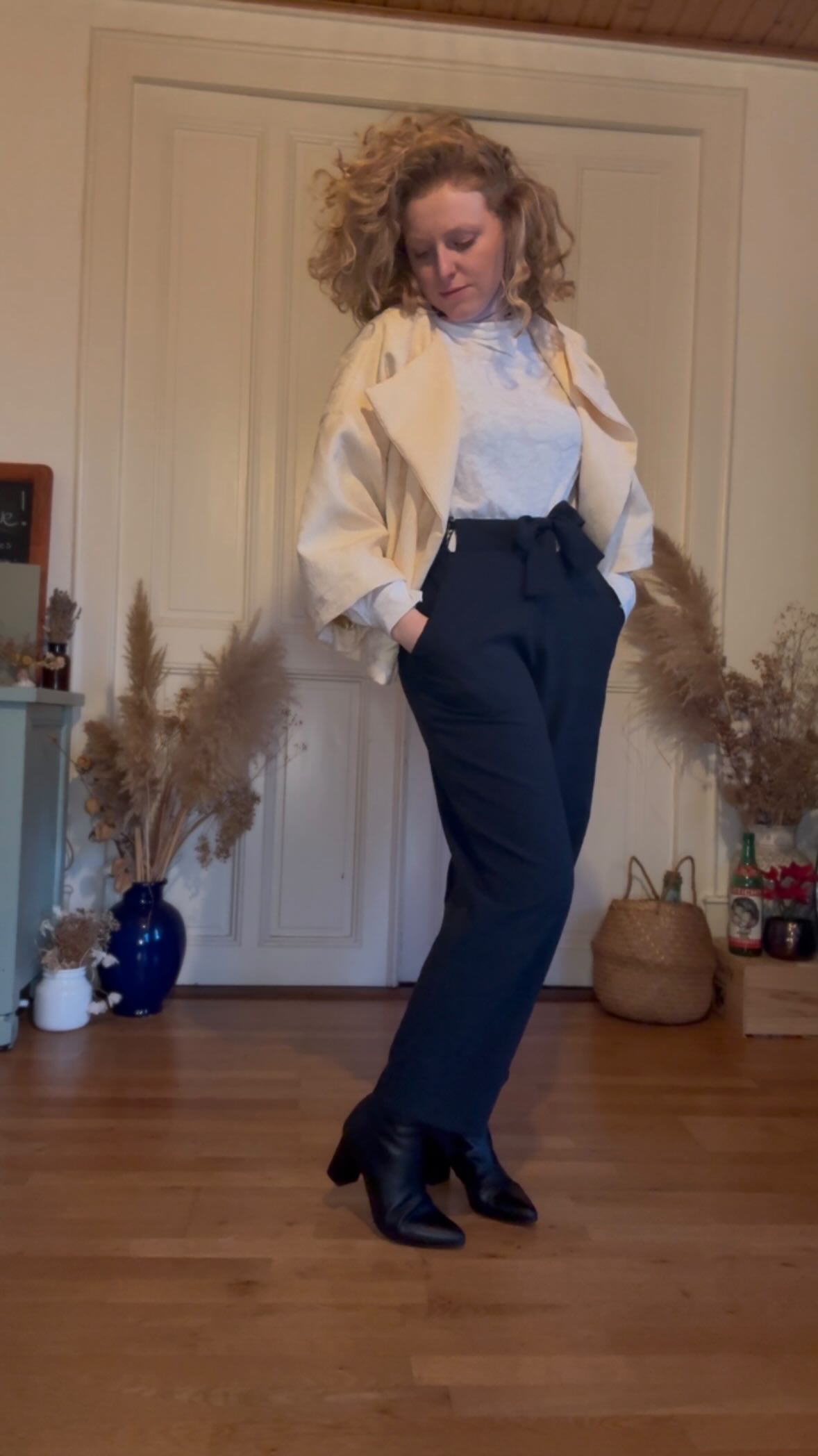 FAST & LOOK - Épisode 02
Si vous n’êtes pas inspiré pour votre tenue demain, je vous ai concocté un petit look, qui devrait faire son effet 😉 !
Dites-moi en commentaire si cet ensemble et ce format vous plaise 🫶🏻 !
#atelierpiny #madeingeneva #lookoftheday #ideelook #grwm
Idée de look pour ta semaine, look du jour, get ready with me