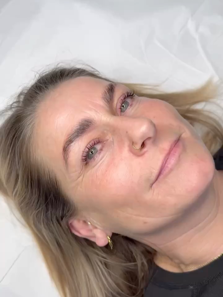 🖤 Fire fab lashlift af Amy
Da Kris kommer til at være mindre i biksen de kommende uger, så overtager Amy mange af Kris’ timer i kalenderen.
Fordi Kris’ kalender lukker for en periode, så vil du få 20% PÅ DIN FØRSTE BEHANDLING hos Amy! 😍
Hvis du GENBOOKER hos Amy, vil du OGSÅ få 20% på den næste behandling! What’s not to like?! 🫰
Amy er en fantastisk beautybehandler, som vil tage sig kærligt af dine bryn og vipper - om de skal farves, rettes, have lashlift eller browlift. She does it! 🔥
🔗 Book via link i bio eller skriv en DM, hvis vi skal hjælpe med at booke. ❤️
#lajoliedk #heledig