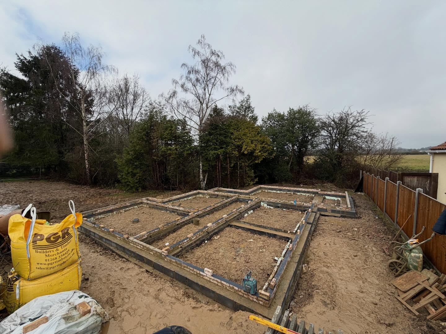 Rain didn’t stop play this week!! Well done to the team getting there wets on to get the job done 👊🏻. #djjprojectsltd #dayinthelifeofabricklayer #essexbuilders #newbuilds #essexbricklayers