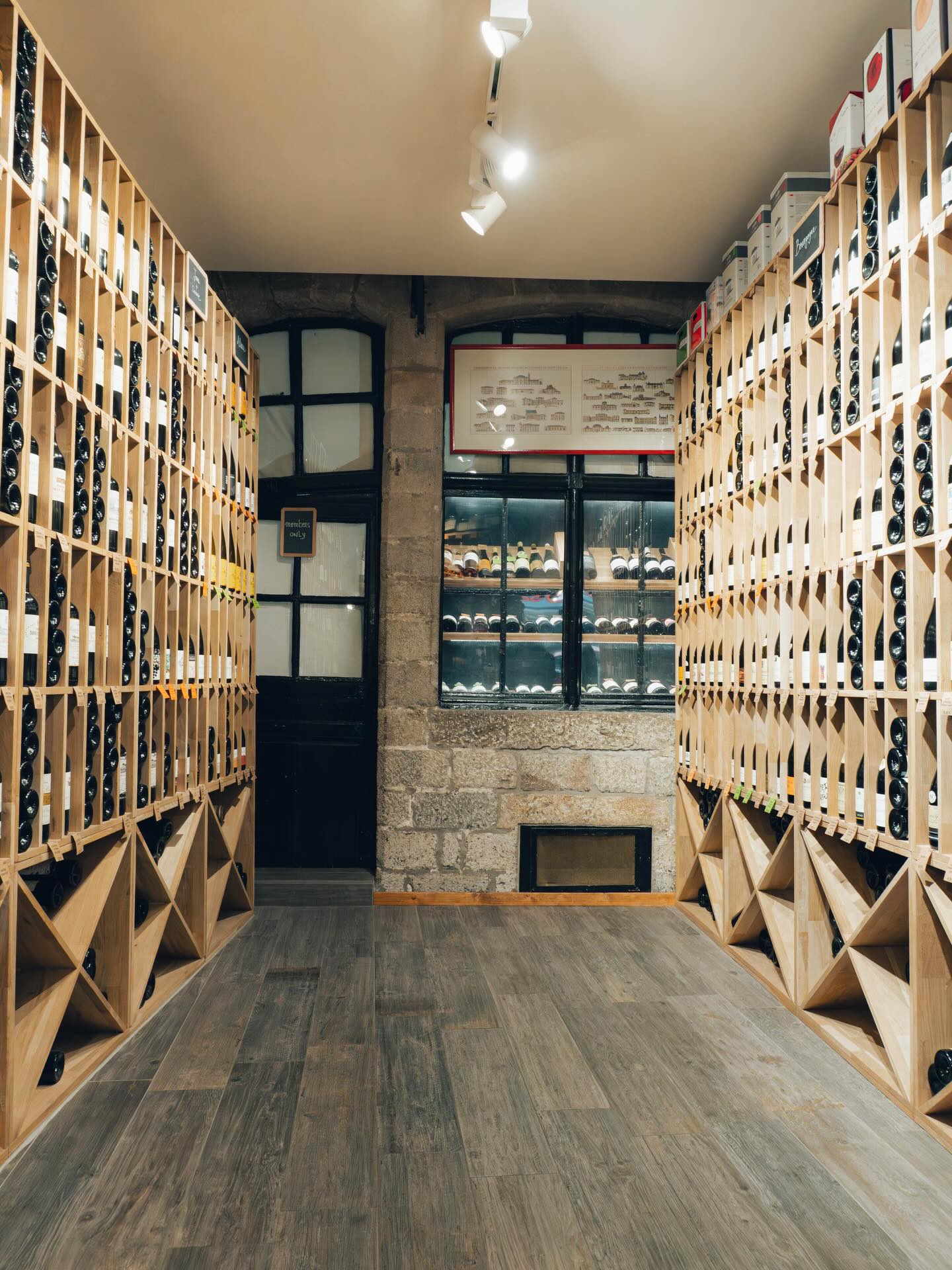 🍷 La cave Les Vins Gourmands à Lille vous accueille toute la semaine
📍 33 rue Esquermoise – Lille
🕰 Horaires d’ouverture :
• Lundi : 12h00 – 19h30
• Mardi à vendredi : 10h30 – 19h30
• Samedi : 10h00 – 19h30
✨ Plus de 1 500 références :
• Vins traditionnels, naturels, bio & biodynamiques
• Bières de micro-brasseries
• Plus de 400 spiritueux
• Champagnes de récoltants
#lesvinsgourmands