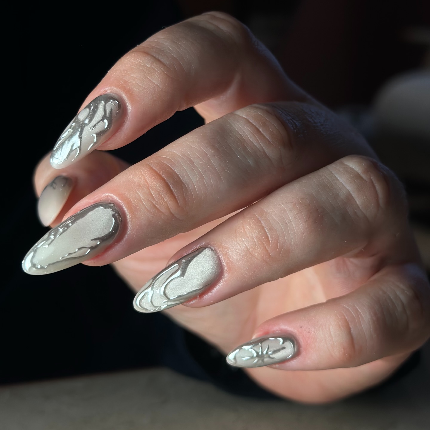 ✨ L’effet chrome rencontre le Cat Eye ✨
Quand la lumière danse sur les ongles… 💫
L’effet chrome vient sublimer le Cat Eye pour un rendu ultra magnétique, profond et hypnotisant. Selon l’angle, la teinte change, le reflet s’intensifie, et le regard ne peut plus s’en détacher 😍
💎 Brillant miroir
🧲 Effet lumière félin
🔥 Résultat chic, moderne et totalement addictif
Parfait pour celles qui veulent des ongles qui ne passent pas inaperçus ✨
Tu valides ou tu ADORES ? 😏💅
#ChromeNails #CatEyeNails #EffetChrome #NailArtLovers #OnglesTendance NailsAddict NailInspo