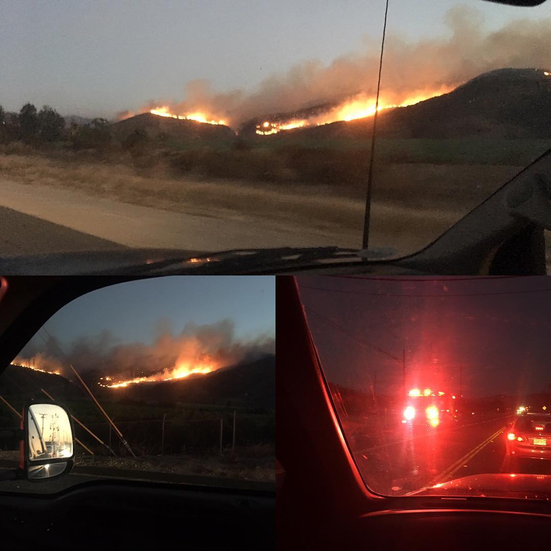 Fast moving fire between Camarillo and Thousand Oaks ! Be safe peeps!