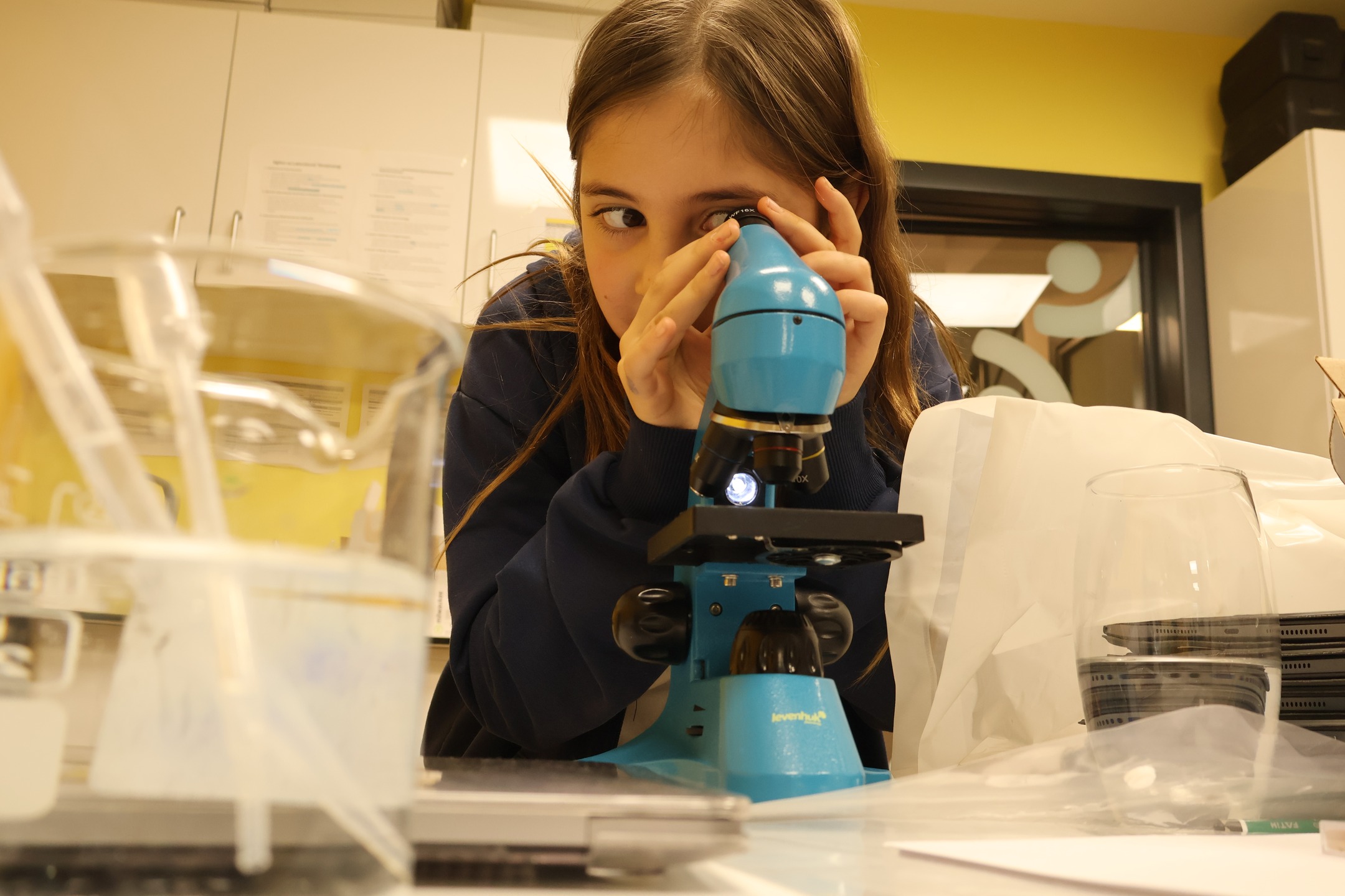 Bugün, 11 Şubat Uluslararası Bilimde Kadın ve Kız Çocukları Günü. ✨
Bilimde cinsiyet uçurumu hâlâ kapanmış değil. Bu durum bireysel tercihlerden çok, erken yaşta kurulamayan fırsat eşitliğinin sonucu.
Araştırmalar ve güncel veriler, kız çocuklarının STEM alanlarına erişiminin sınırlı kaldığını gösteriyor. Bu da uzun vadede akademide, Ar-Ge’de ve karar alma mekanizmalarında yapısal bir eşitsizlik yaratıyor.
E-STEM yaklaşımımız, bu döngüyü erken yaşta kırmayı hedefliyor.
Kız ve erkek çocuklar için eşit katılım.
Kapsayıcı öğrenme ortamları.
Toplumsal cinsiyet kalıplarını yeniden üretmeyen bir eğitim dili.
Bilimde eşitlik bir sonuç değil. Doğru tasarlanmış eğitim politikalarının doğal çıktısıdır.
__
Today is February 11, the International Day of Women and Girls in Science. ✨
The gender gap in science has not yet been closed. This situation is a result of inequality of opportunity that arises at an early age, rather than individual choice.
Research and current data show that girls' access to STEM fields remains limited. This situation creates structural inequality in academia, R&D, and decision-making mechanisms in the long term.
Our E-STEM approach aims to break this cycle at an early age.
Equal participation of girls and boys.
Inclusive learning environments.
An educational language that does not reproduce gender stereotypes.
Equality in science is not an outcome. It is the natural result of well-designed education policies.
#GenderEquality #STEMEducation #EqualOpportunities #SocialImpact #estem