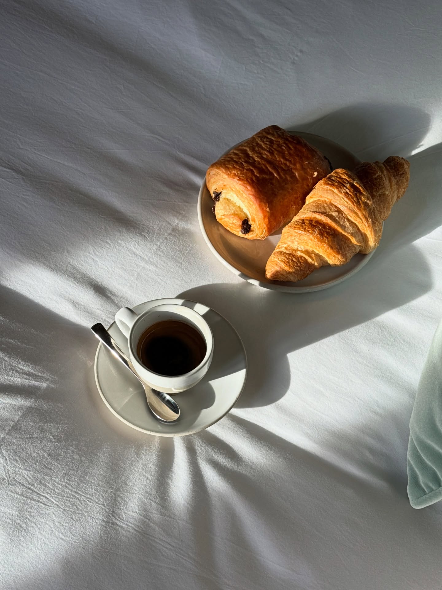 Mornings made simple.
A quiet morning, a warm croissant, and espresso served right to your room, should you wish