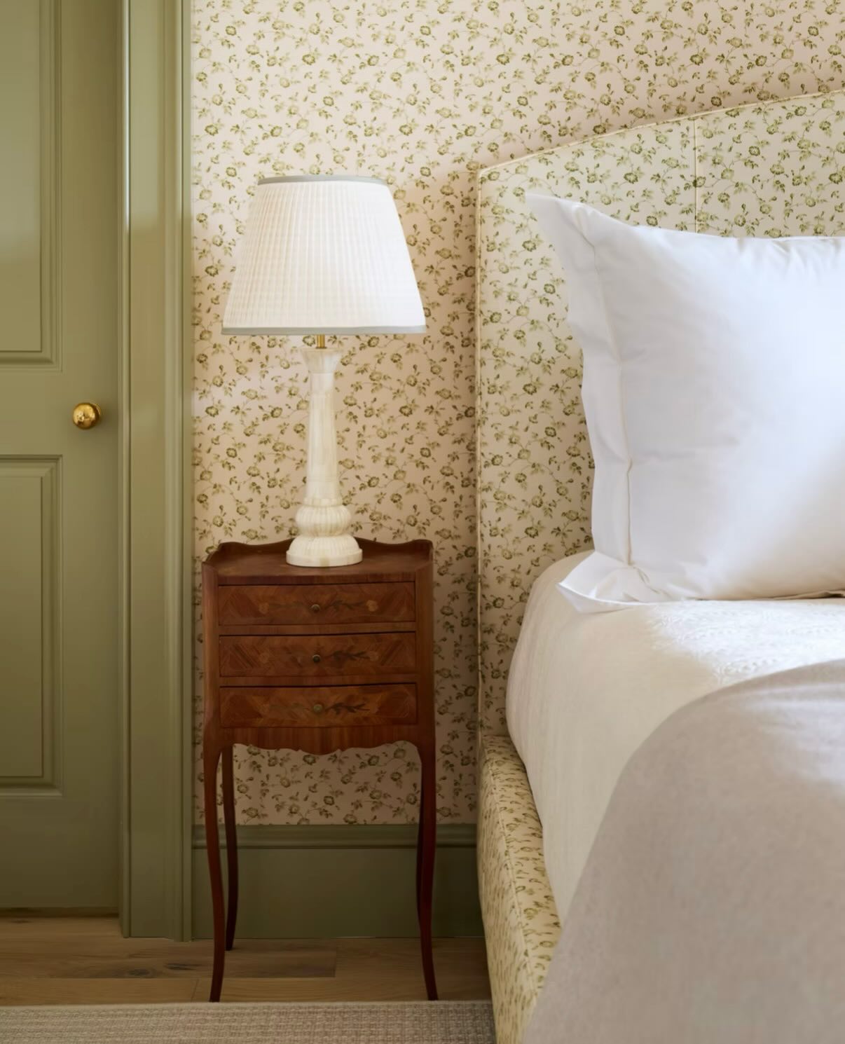 Detail shots in Cashiers, NC → #happysunday
Photography: @dhcphoto
Builder: @the_berry_group
Architect: @mhk.architecture
#chashiersnc #mountainhouse #lakehouse #deisgndetails architraveinterior interiordesign charlestons charlestondesigner bathroominspo guestsuite