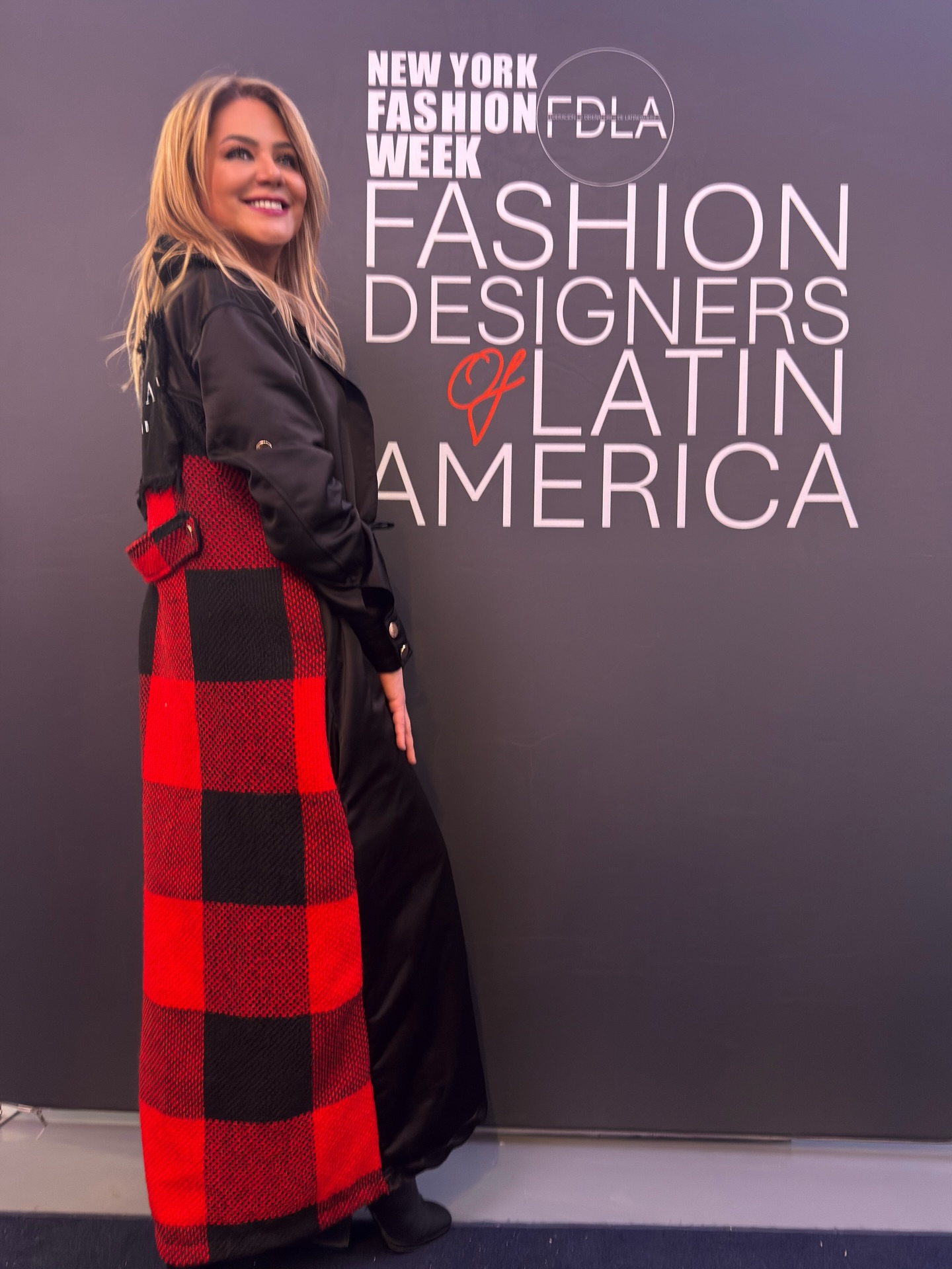 Esta Semana de la Moda me dediqué a celebrar la moda colombiana en Nueva York. Felicidades a la @camaracomerbog por impulsar nuestro talento a @fashiondesignersoflatinamerica por visibilizarlo en las pasarelas de la ciudad, y a @ivoicecommunications por la invitación. Un orgullo ver nuestra creatividad brillar en escenarios globales. #talentocolombiano #fashionweek #nyc