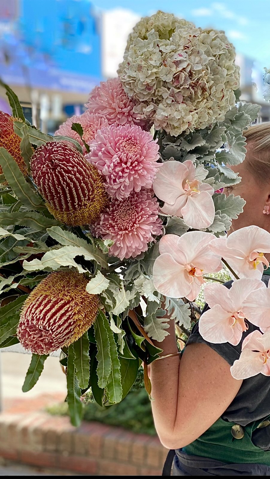 Love is in the details 💘
Beautiful blooms, thoughtful gifts for your lover, and a very special collaboration with @charlie__bakery ✨
Featuring their irresistible Red Velvet Croissant — the sweetest addition to your Valentine’s flowers.
Because flowers are lovely… but flowers and pastries. Perfection ❤️
Available now — order via our website for delivery or pickup.- Friday or Saturday.
Ph -5243 1070💕