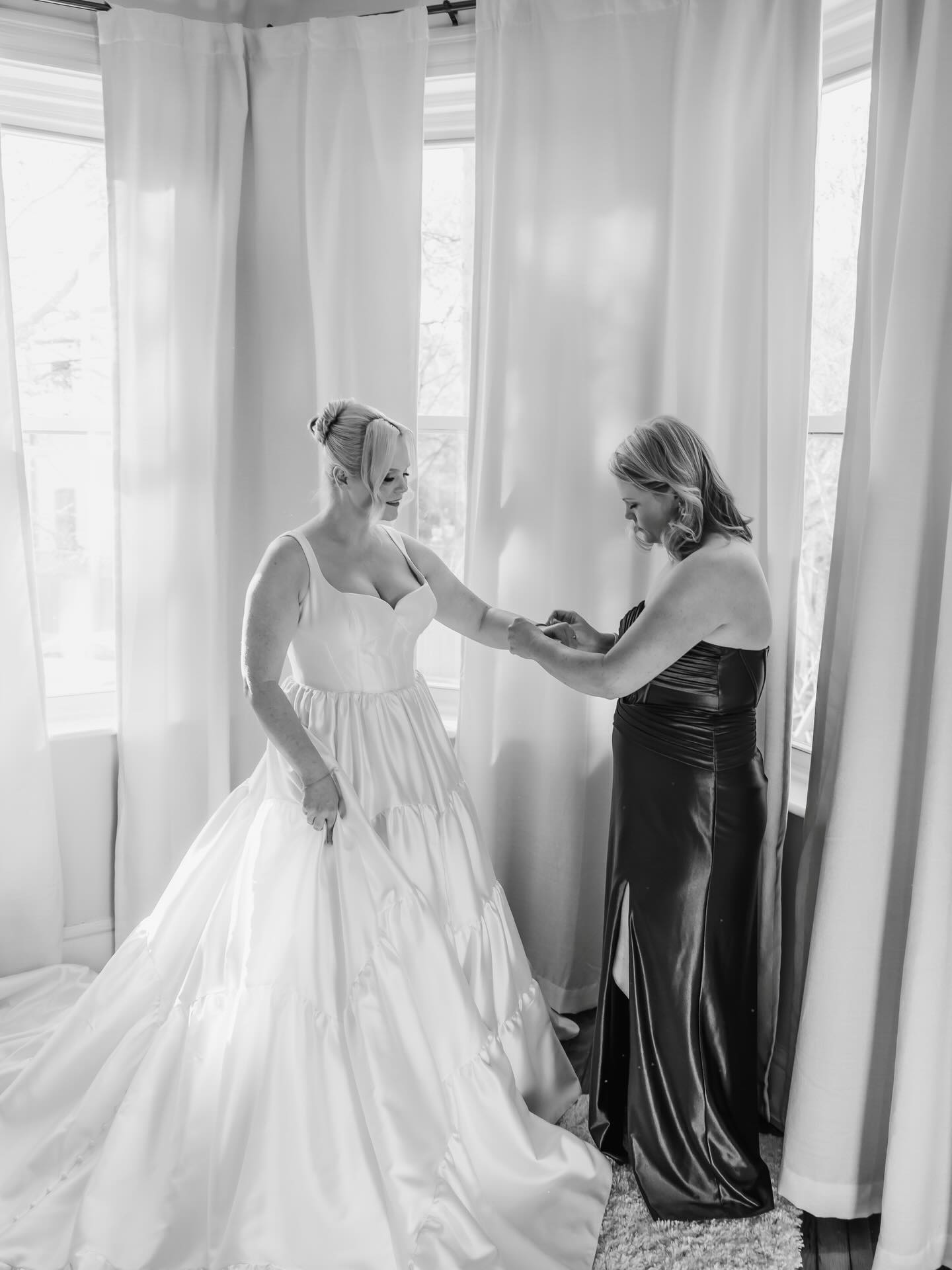 Getting ready moments🤍✨🌙
#starrynighteventsrva #starrynighteventsrvaplanning #starrynighteventsrvaweddings #weloveourcouples #starrynighteventsrvacouples
Planning | @starrynighteventsrva @tanya_m_cornwell
Photography | @carbonephotoco
Venue & Catering | @vmfamuseum @vmfa_special_events
DJ | @billycrystalfingers
Band | @thedancecandy
Rentals | @rentequipva
Florals | @secretflowers.fun
Cake | @fatrabbitcakes
Bride | @colleentheresa19