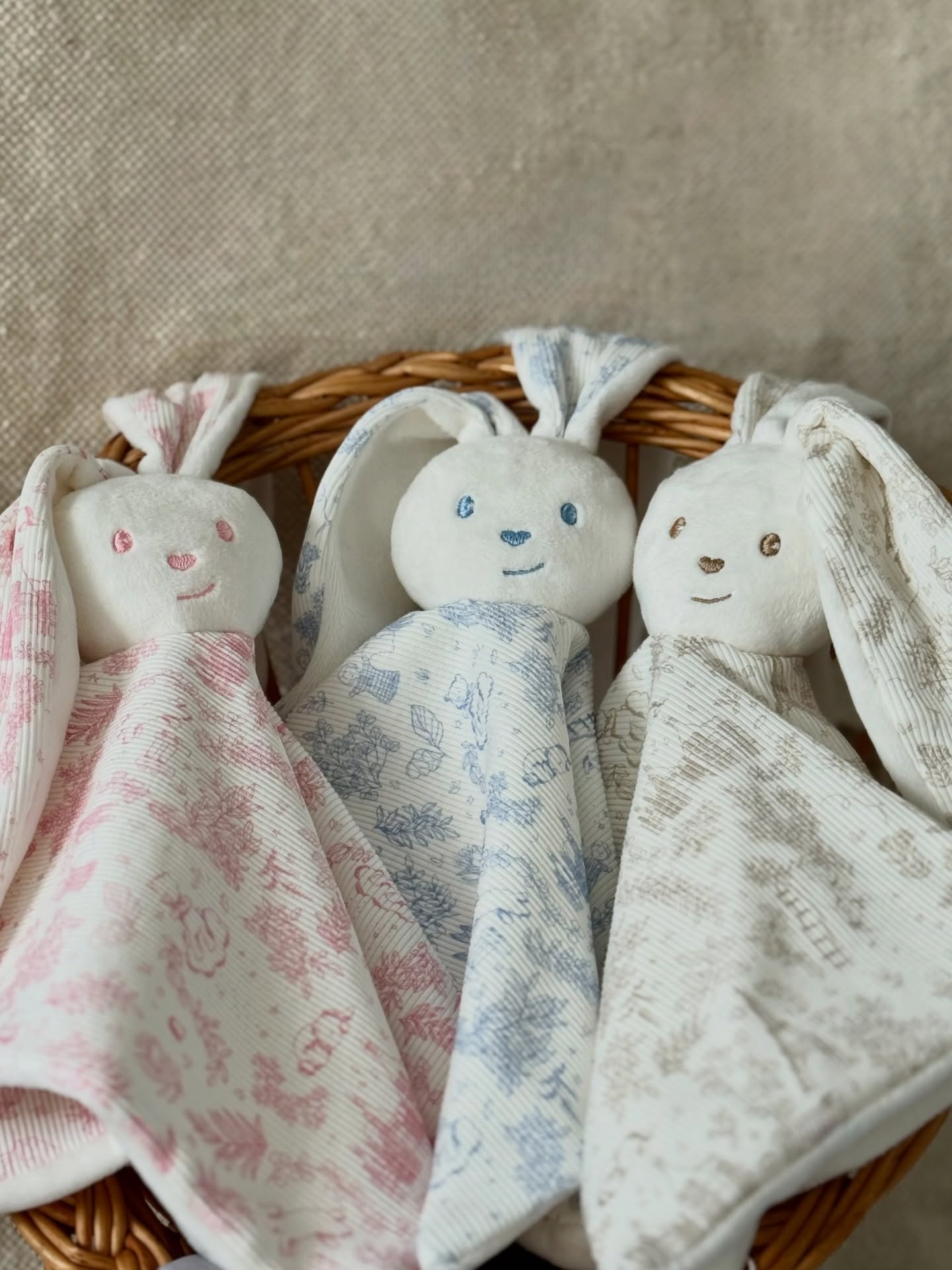 Doudou Lapin Célestin 🐰🇫🇷
Chic, raffiné et surtout confectionné avec amour en France.
Disponible en 3 coloris sur notre boutique en ligne.
Le cadeau de naissance idéal, plein de cachet car chacun de nos doudous ont un certificat d’authenticité avec le prénom de notre couturière qui lui a donné vie.
➡️ Lien en Bio