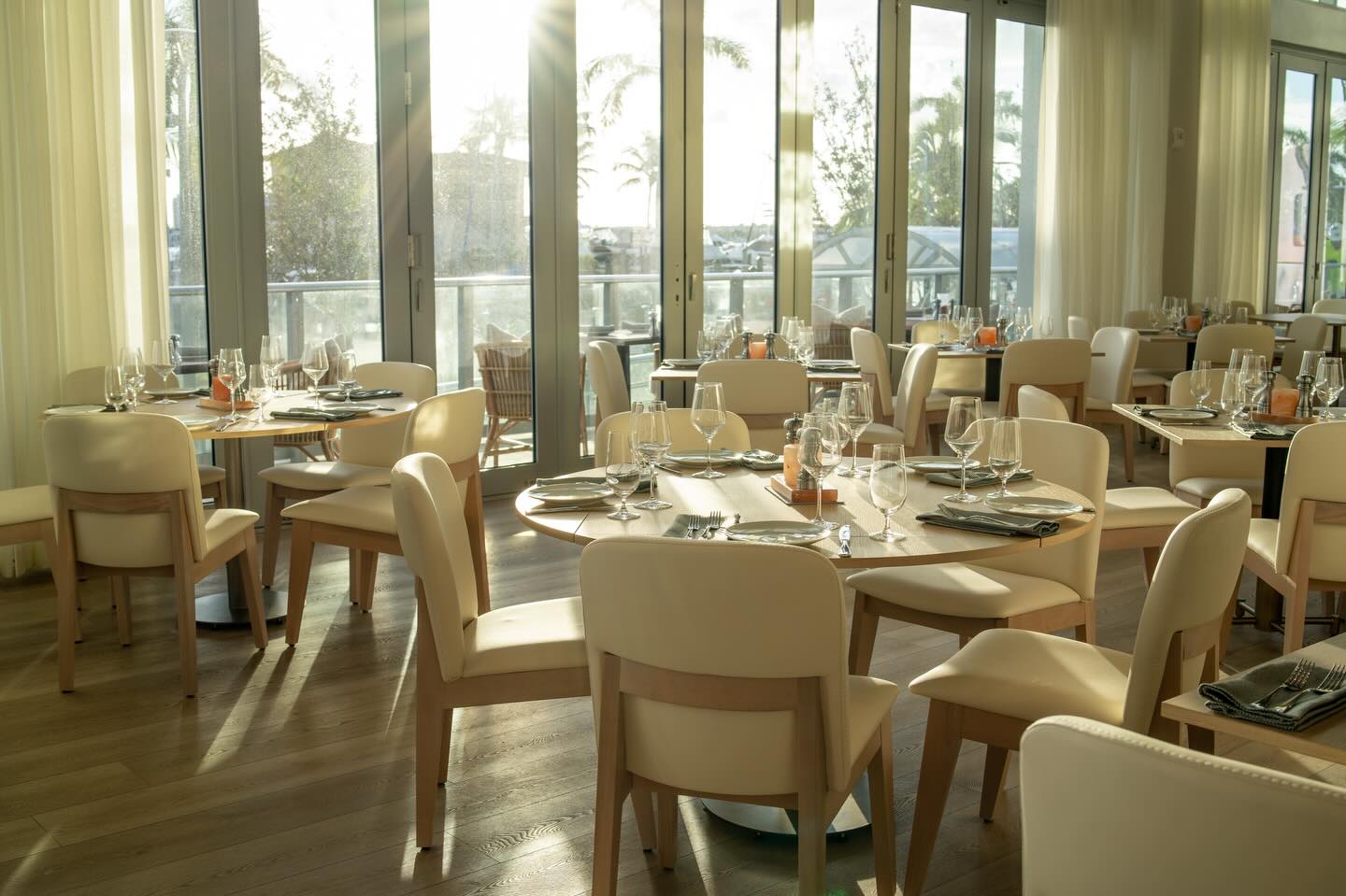 Guys, we've been busy little bees here at CARLI so we are super behind on the agency updates... but we'd be remiss if we didn't share the very exciting fact that we are the agency of record for @seahawkprimebydb , Chef @chefdavidburke 's first and absolutely stunning marina-front restaurant in @palmbeachesfl . The steak and seafood-focused experience centers on many of Burke's celebrated techniques while introducing dishes unique to the destination.
Within the month and directly next door within the @nautilus220 , Chef Burke will be opening @thebirdiebydb a social and entertainment dining and bar experience complete with multi-sport simulators.
We are so proud to represent these amazing properties and chef!, which have already been so well received by the Palm Beach community as well as area visitors. #media and #influencer friends- if we haven't already been in touch about SeaHawk- hit me up!
Very grateful to my team for their support in helping to launch SeaHawk with a tremendous PR campaign! Couldn't do it without you guys! @danielleevazquez @sydkesselman
Photo cred: @palmbeachinfluence 😘
#palmbeacheats @visitflorida #soflafoods #soflarestaurants