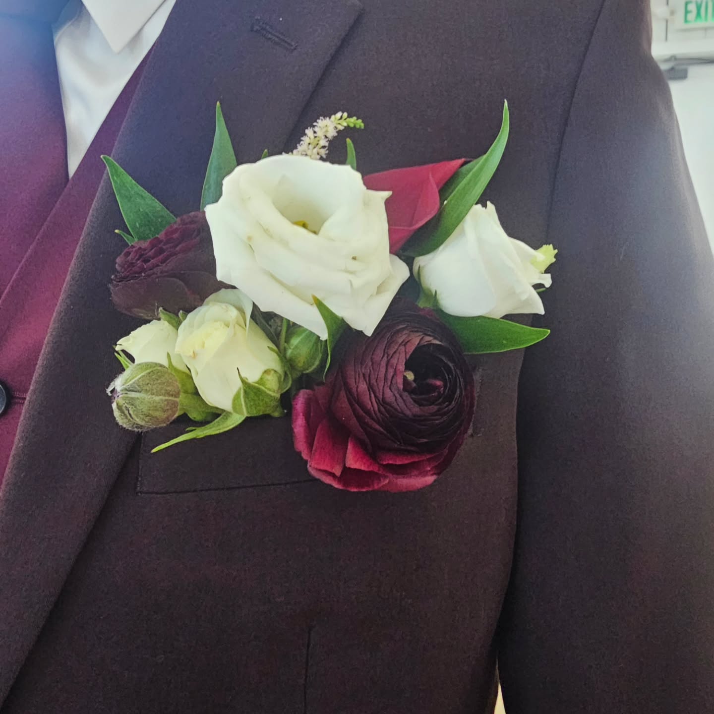 Pocket square boutonnieres 🌿✨
If you’ve never heard of them, here’s the quick scoop: they’re florals designed to sit right inside the suit jacket pocket—no pins, no fuss, no stress.
Why couples (and grooms 👀) love them:
• No poking holes in expensive suits
• Easy to put in and take out (your photographer will thank you)
• Clean, modern look with just the right floral moment
They’re especially perfect for guys who don’t love wearing a traditional boutonniere but still want to look polished and intentional.
💡 Pro tip: have everyone try on their suit ahead of time and make sure the pocket isn’t sewn shut (it happens more than you’d think!). A quick snip at the tailor or at home saves wedding-day panic.
Effortless, stylish, and stress-free—exactly how wedding details should feel 🤍