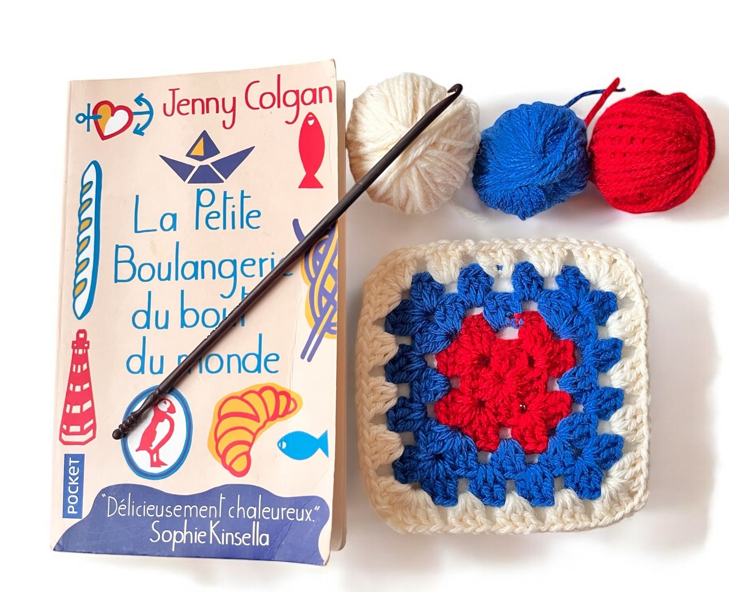 Je suis ravie de partager avec vous le tout premier carré de mon projet « 1 livre, 1 carré granny » !
L’idée est simple : chaque livre que je lis inspire un carré crocheté aux couleurs de sa couverture. À la fin, ces carrés formeront un plaid unique !
Pour ce premier carré, j’ai choisi un roman feel-good que j’ai adoré : « La Petite Boulangerie du bout du monde » de Jenny Colgan. 🌊🍞
« Quand son mariage et sa petite entreprise font naufrage, Polly quitte Plymouth et trouve refuge dans un petit port tranquille d’une île des Cornouailles.
Quoi de mieux qu’un village de quelques âmes battu par les vents pour réfléchir et repartir à zéro ?
Seule dans une boutique laissée à l’abandon, Polly se consacre à son plaisir favori : préparer du pain. Petit à petit, de rencontres farfelues – avec un bébé macareux blessé, un apiculteur dilettante, des marins gourmands – en petits bonheurs partagés, ce qui n’était qu’un break semble annoncer le début d’une nouvelle vie… »
Un livre parfait pour commencer 2025, plein de tendresse et d’humour!
💡 Et vous, que lisez vous ?
Avez-vous des idées de romans à me recommander pour les prochains carrés ? J’ai hâte de découvrir vos suggestions !
#1livre1granny #crochetlivre #jennycolgan #lapetiteboulangerieduboutdumonde #bookstagram
crochet fait main à découvrir dans ma boutique
pelotes de laine utilisées : ekofil - oslo - uttacryl @laineschevalblanc