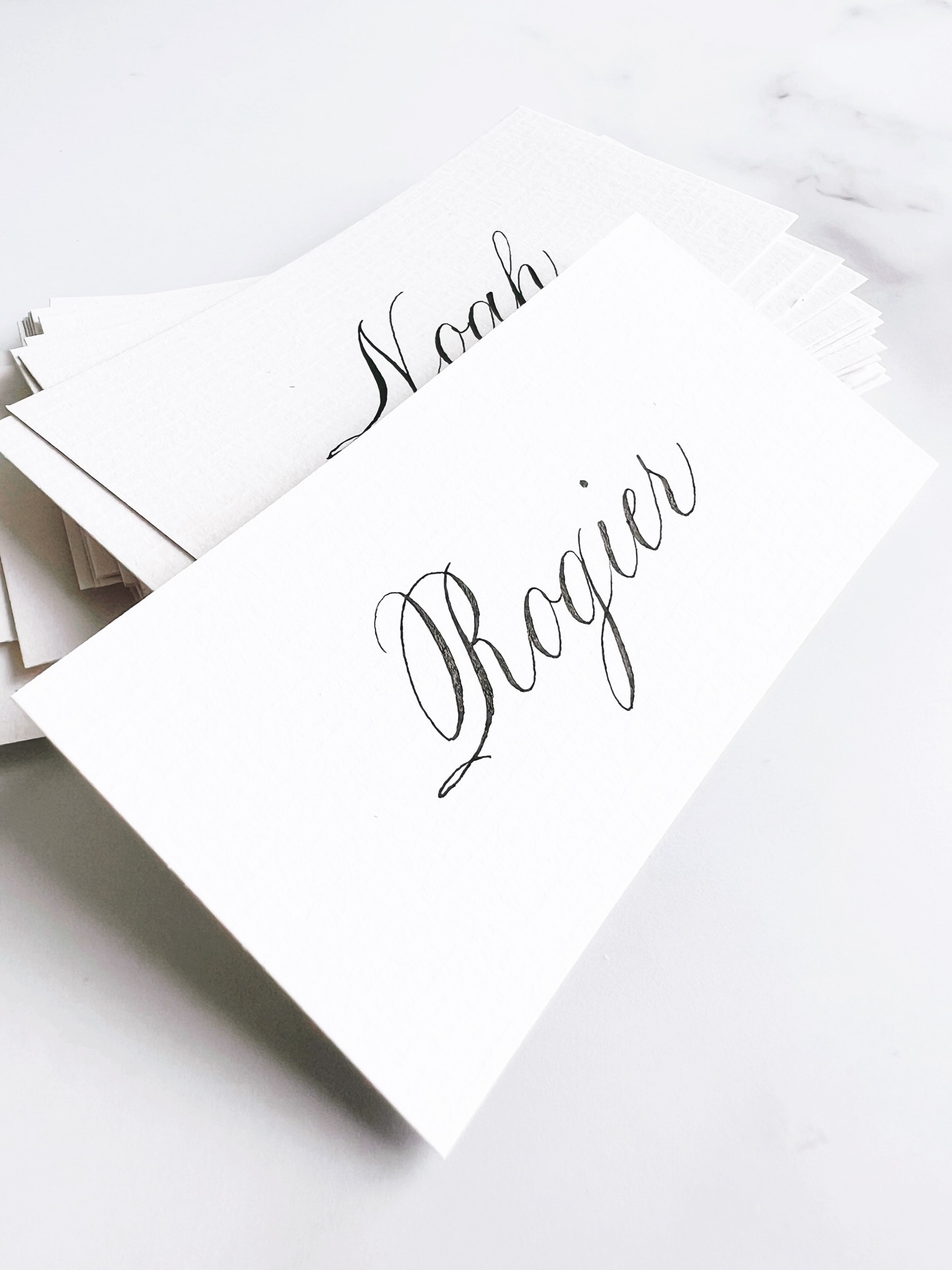 Simple, but oh so elegant ✨
Crisp white namecards with glossy black Copperplate calligraphy for your next event 🤩
Hagelwitte naamkaartjes met elegante kalligrafie in glimmend zwarte sumi inkt. Mijn meest aangevraagde combinatie als het om naamkaartjes voor luxe diners gaat 👌🏼😙✨
#calligraphyname #namecards #copperplatecalligraphy #calligraphylettering #