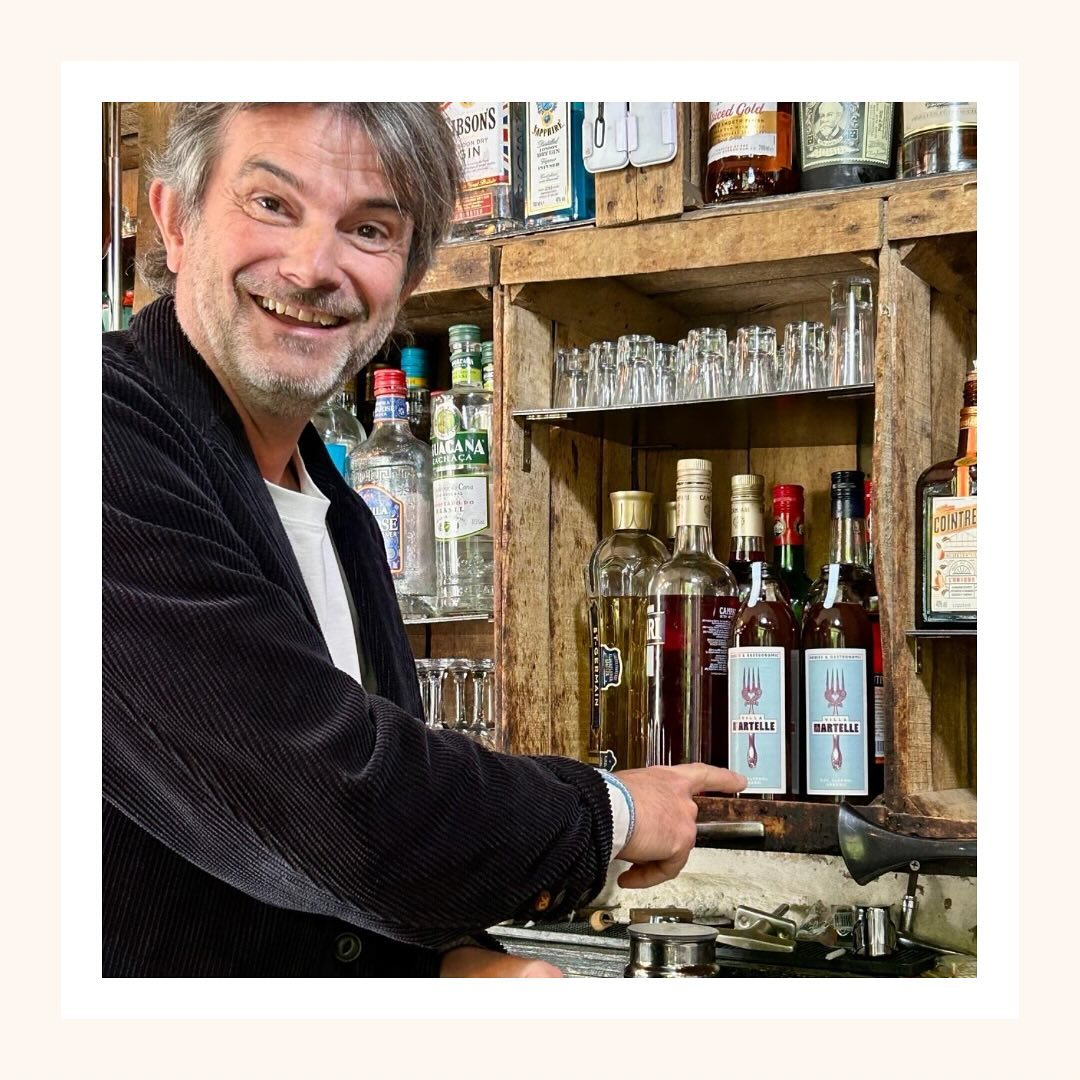 Un petit tour derrière le bar avec Michel Vincent, le fondateur de Villa Martelle ! 🍇 Passion et
innovation pour créer une boisson sans alcool qui allie élégance et gastronomie. Villa Martelle, c’est
bien plus qu’une boisson, c’est une expérience à partager. 🍴✨
#villamartelle #sansalcool #boisson #gastronomie #bar #healthylifestyle #0% #plaisir