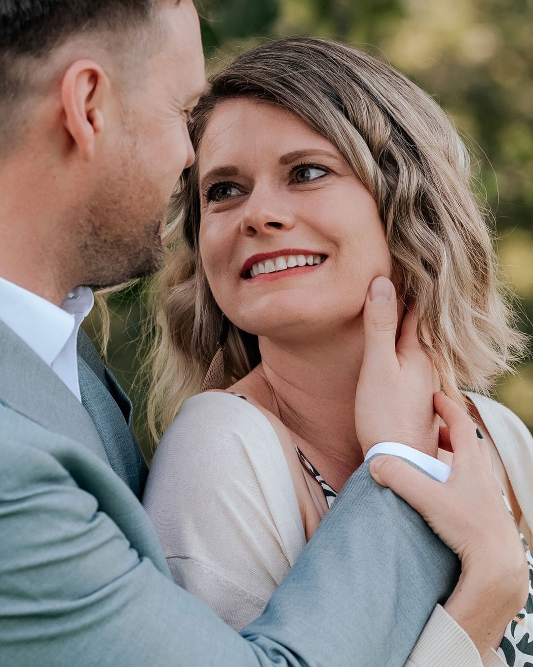 Diese wunderschönen Aufnahmen sind im Rahmen eines Großfamilien-Shootings entstanden. Dabei entstehen die unterschiedlichsten Konstellationen: gemeinsame Fotos der gesamten Familie, aber auch von jeder einzelnen Familie ein Familienfoto, ein Geschwisterfoto sowie ein Paarfoto der Eltern. Mir ist es besonders wichtig, all diese wertvollen Verbindungen festzuhalten.
#manuelaprucknerfotografie #familienfotografie #geschwisterliebe #familienmomente #stolzeeltern
