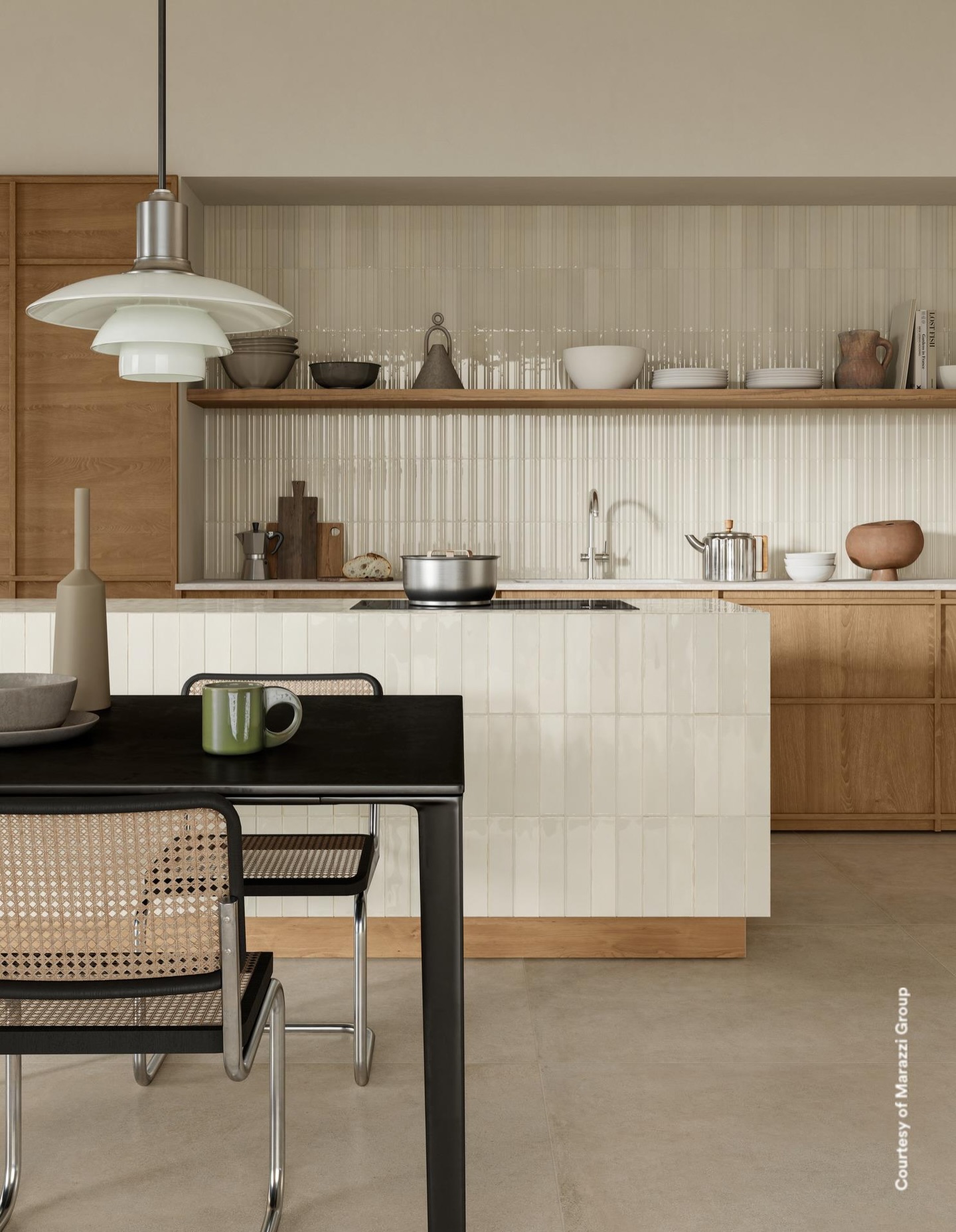 La collezione MID di @ragno_ceramiche reinterpreta con eleganza il piccolo formato in gres porcellanato, unendo estetica artigianale e qualità tecnica. In formato 6×24 cm con finitura lucida Glossy, ogni piastrella cattura la luce grazie alla graniglia vetrosa e alle sfumature ricche di nuance che ne rendono unica ogni superficie.
Disponibile in sei colori polverosi, come Lino, Sabbia, Ambra, Rubino, Turchese e Salvia, e arricchita dalla struttura tridimensionale 3D Way, MID è ideale per rivestire pareti interne, creare scenari decorativi o enfatizzare dettagli architettonici con un tocco di stile.
Una collezione che combina funzionalità e personalità, perfetta per chi ama superfici dinamiche e ricche di carattere, capaci di trasformare ogni ambiente con raffinatezza.
Da Forme e Superfici portiamo soluzioni che vestono la casa con design e qualità, e MID è una proposta che sa fare la differenza. ✨
#ceramicheragno #midcollection #formeesuperfici #rivestimenti #design