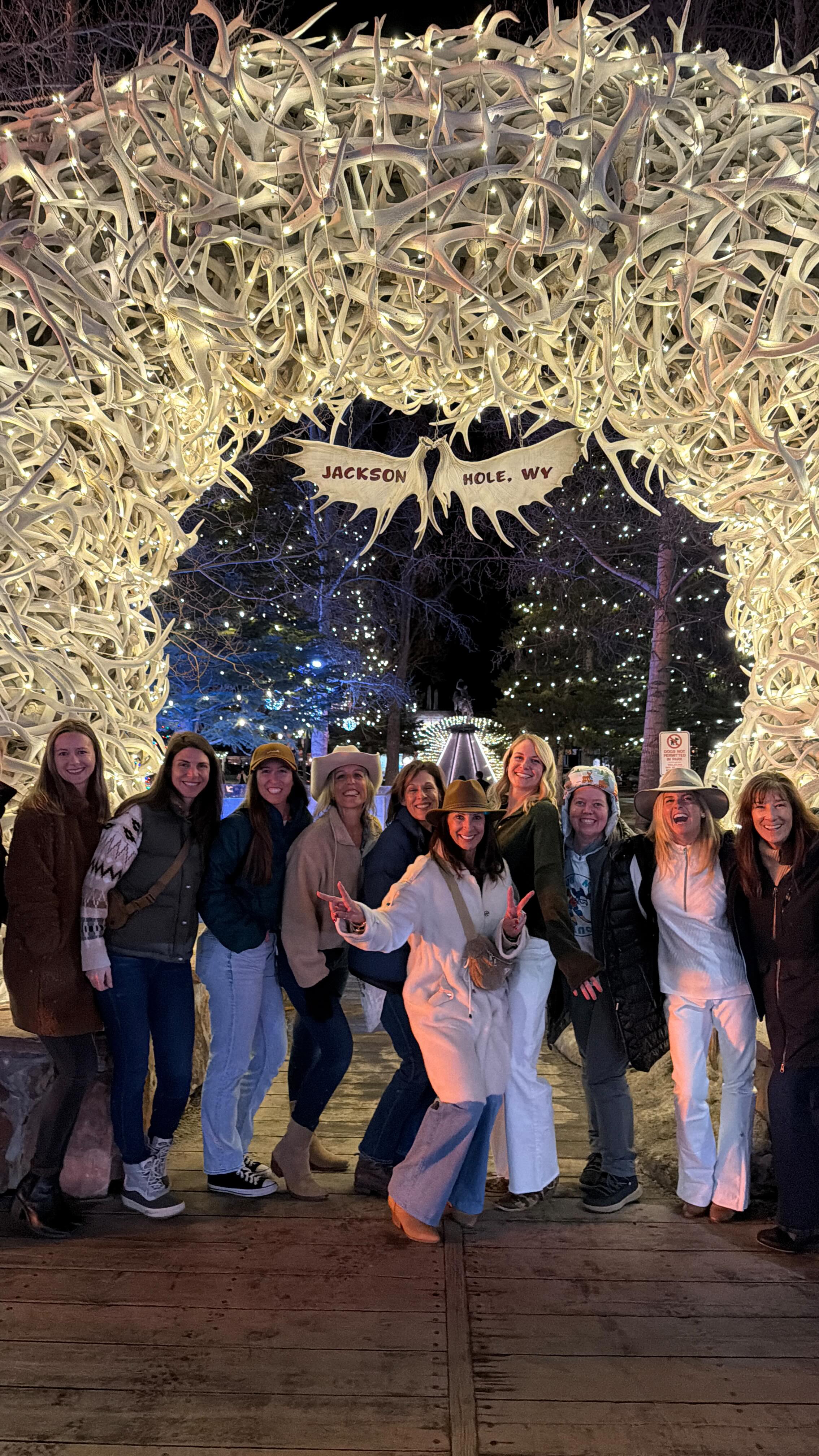 When the ski retreat tagline is ācanāt sit stillā and the trip definitely lives up to that reputation. Big ups to @_theretreatcompany for perfectly curating a Jackson Hole experience for women that love to move, connect and have a LOT of fun in the process. It was a whirlwind of stoke following them around the valley last weekend from the slopes to the Cowboy (and not a moment was missed with my BTS capturing happening)
In addition to weddings, @onsitesocialsjh can capture your bachelorette, girls trip or milestone event. Give us a DM to learn more š©µ
#jacksonhole #jacksonwy #É¢ÉŖŹŹsį“ŹÉŖį“ #jhmr