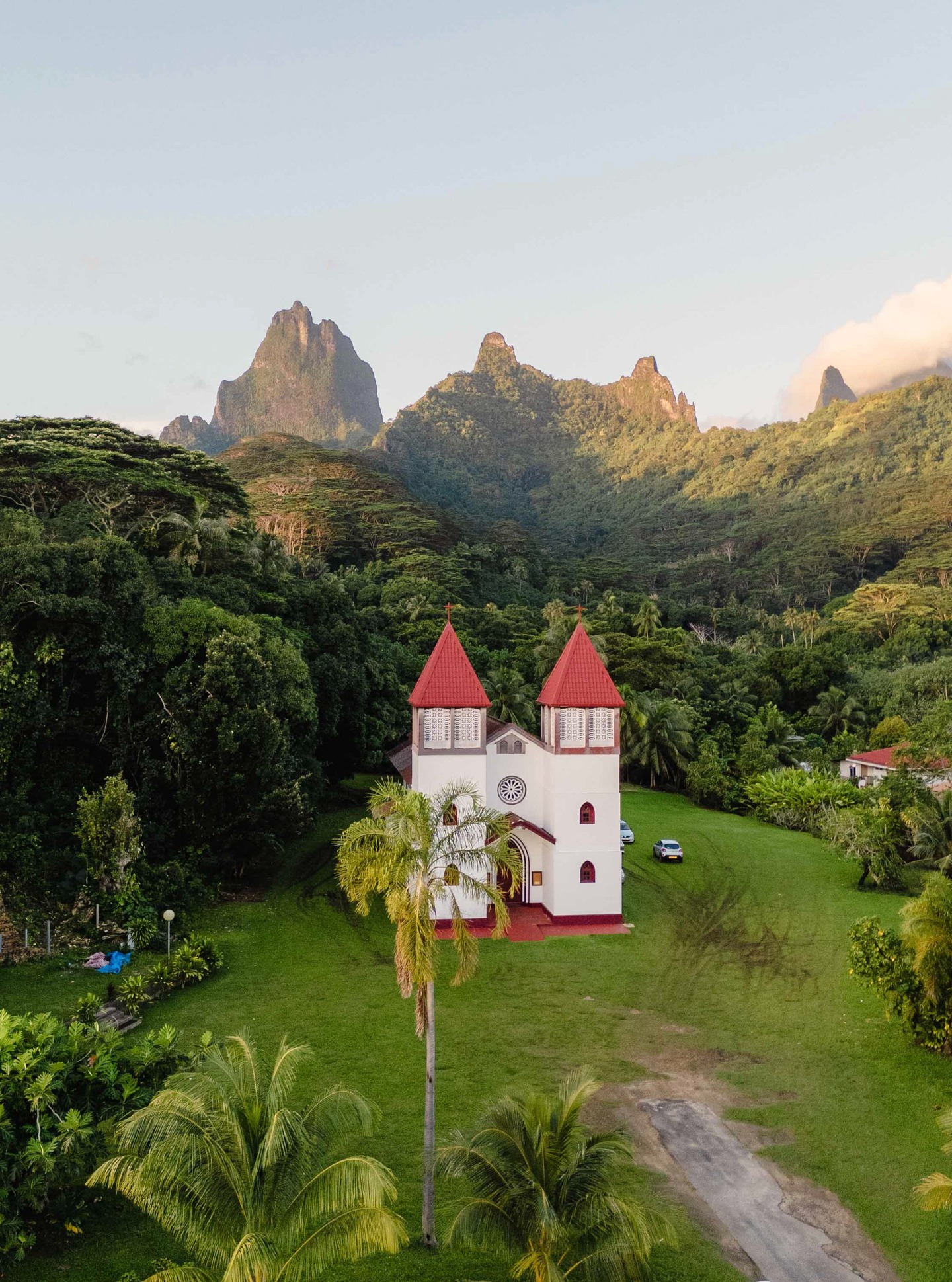 Lugares que cuentan historias, imágenes que las transmiten.
En Moorea, la iglesia de Haapiti encarna la memoria y el alma de una isla.
Hoy, el FIFO (Festival Internacional de Cine Documental Oceánico) comienza en Tahití, amplificando en la pantalla las voces, culturas e historias del Pacífico, más allá del océano.
.
Places that tell stories, images that carry them forward.
In Moorea, the Haapiti church embodies the memory and soul of an island.
Today, the FIFO (International Oceanian Documentary Film Festival) opens in Tahiti, bringing to the screen the voices, cultures, and stories of the Pacific, beyond the ocean.
📷 @dmonmond
#MoemoeaExperience #FrenchPolynesia #PolinesiaFrancesa #FIFO2026 #Moorea #PacificCulture #IslandHeritage #lovetahitipalette