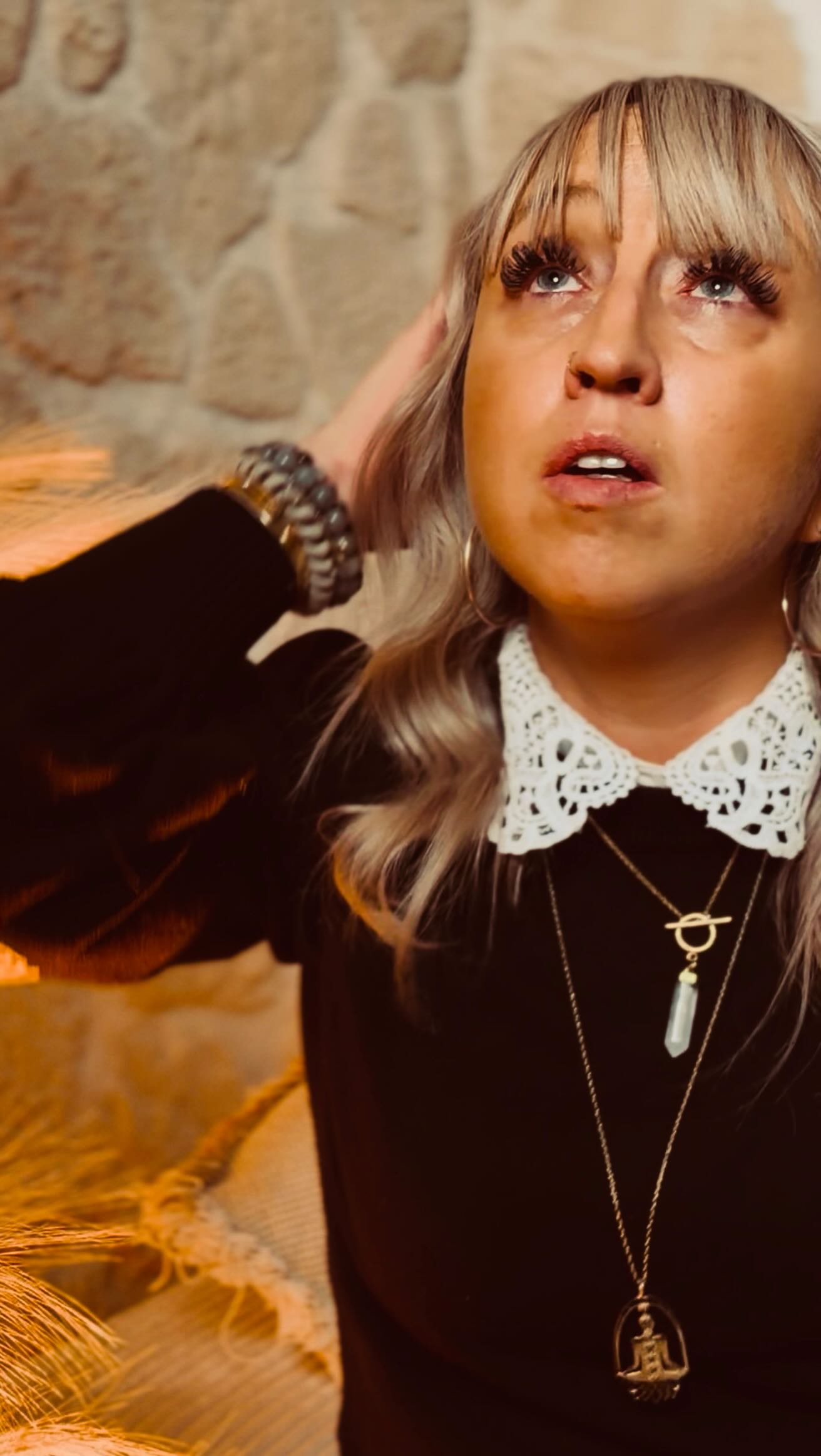 On ne contrôle pas parce qu’on aime ça…
On contrôle parce qu’un jour, c’était la seule façon de tenir🤯
➡️ Contrôler ses émotions.
➡️ Contrôler ce qu’on montre.
➡️ Contrôler pour ne pas déranger.
➡️ Contrôler pour ne pas dépendre.
➡️ Contrôler parce qu’on a compris très tôt
que personne ne viendrait porter à notre place.
Alors on devient forte,
Responsable,
Fiable, celle sur qui on peut compter…
Mais ce qu’on appelle “force”
est souvent juste une stratégie de survie
qui a trop duré💥
Le problème, ce n’est pas d’avoir appris à tenir.
Le problème, c’est quand on ne sait plus s’arrêter.
Quand le contrôle remplace l’écoute.
Quand gérer devient un automatisme.
Quand demander de l’aide devient impossible
parce qu’on a trop longtemps montré
qu’on pouvait tout faire seule.
Et le corps, lui, ne parle pas pour rien.
Il ne lâche pas par faiblesse.
Il lâche quand on ne s’écoute plus.
Parce qu’on ne peut pas être à la fois
celle qui contrôle tout
et celle qui espère qu’on la soutienne🤬
À un moment, le décalage est trop grand.
Et c’est là qu’on perd pied.
👉 Aller plus loin, ce n’est pas lâcher le contrôle d’un coup.
C’est comprendre pourquoi il a été nécessaire…
et apprendre à ne plus en faire une prison.
Si ce réel te parle,
ce n’est pas que tu es trop sensible.
C’est que tu es prête à sortir du mode survie✨