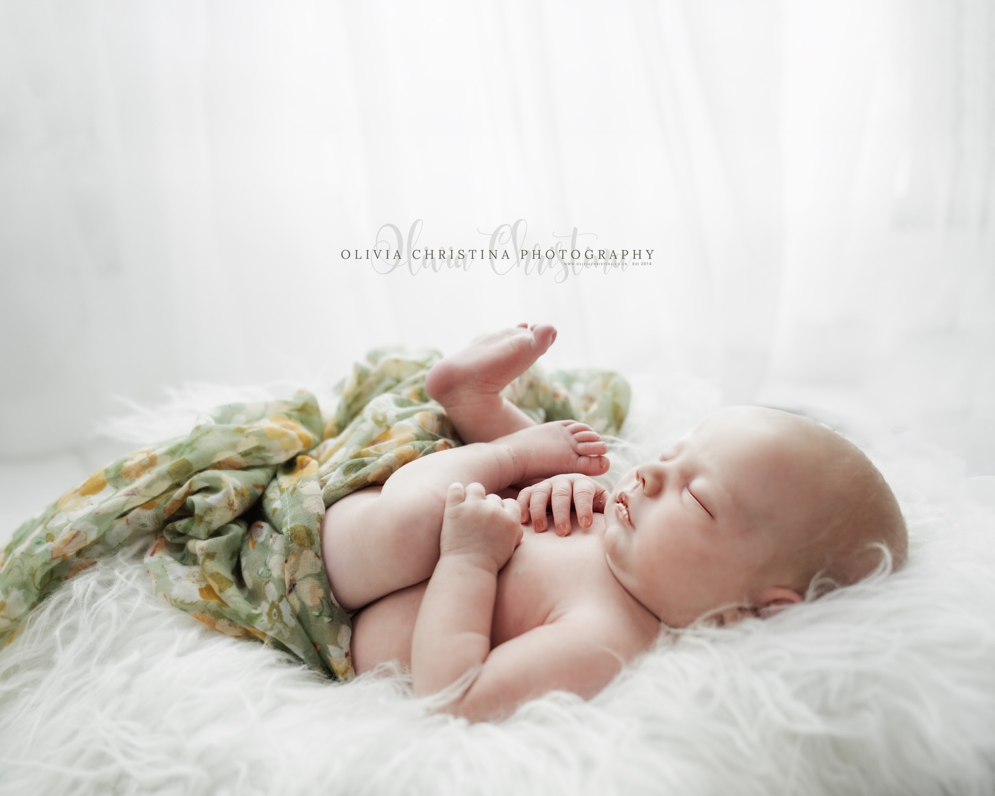 Mum called this the cloud shot! THATS IT this is what this pose is called from now on 🥰 this little #cherub in the cloud was 14 days old. 9lbs of gorgeousness! I have some space but wherever possible please book ahead to guarantee a place with me. Easy online booking! www.oliviachristina.co.uk #newbornphotographers #hertfordshire #hertfordshiremums