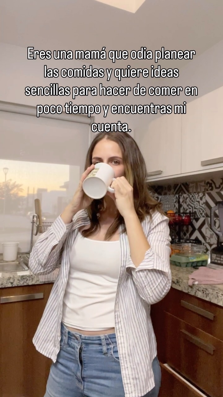 Si eres una mamá que ODIA planear las comidas,
que abre el refri esperando que algo se cocine solo,
que llega la hora de comer y piensa “otra vez lo mismo…”
este espacio es para ti.
Aquí no vas a encontrar menús perfectos,
ni recetas imposibles,
ni la presión de “hacerlo todo bien”.
Aquí vas a encontrar comidas sencillas,
ideas reales para el día a día,
y tips para que tu cocina y tu casa
dejen de sentirse como una carga.
No porque la comida tenga que ser perfecta,
sino porque hacerlo más fácil sí cambia todo.
Yo también he estado ahí.
Cansada, sin ideas, sin ganas.
Por eso aquí comparto lo que sí me funciona.
Si buscas recetas prácticas,
menos estrés en la cocina
y un hogar que fluya mejor,
bienvenida 🤍