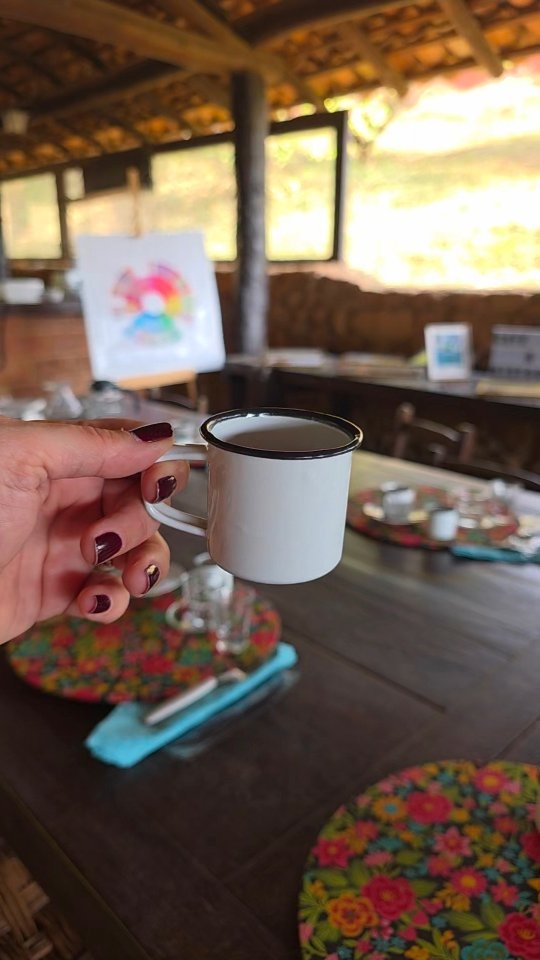 Se fomos até Minas, temos que obrigatoriamente trazer um pouco de Minas para casa, e trouxemos!
Afinal, uma pessoa com bons queijos, vinhos, doce de leite e azeites, não quer guerra com ninguém!
Dá o play e nos conta nos comentários qual foi o produto que você mais desejou!
#TurismoMG #AndradasMG #VinhosDeMinas #CaféEspecial #TurismoRural #ViajarÉViver #RoteirosDoBrasil