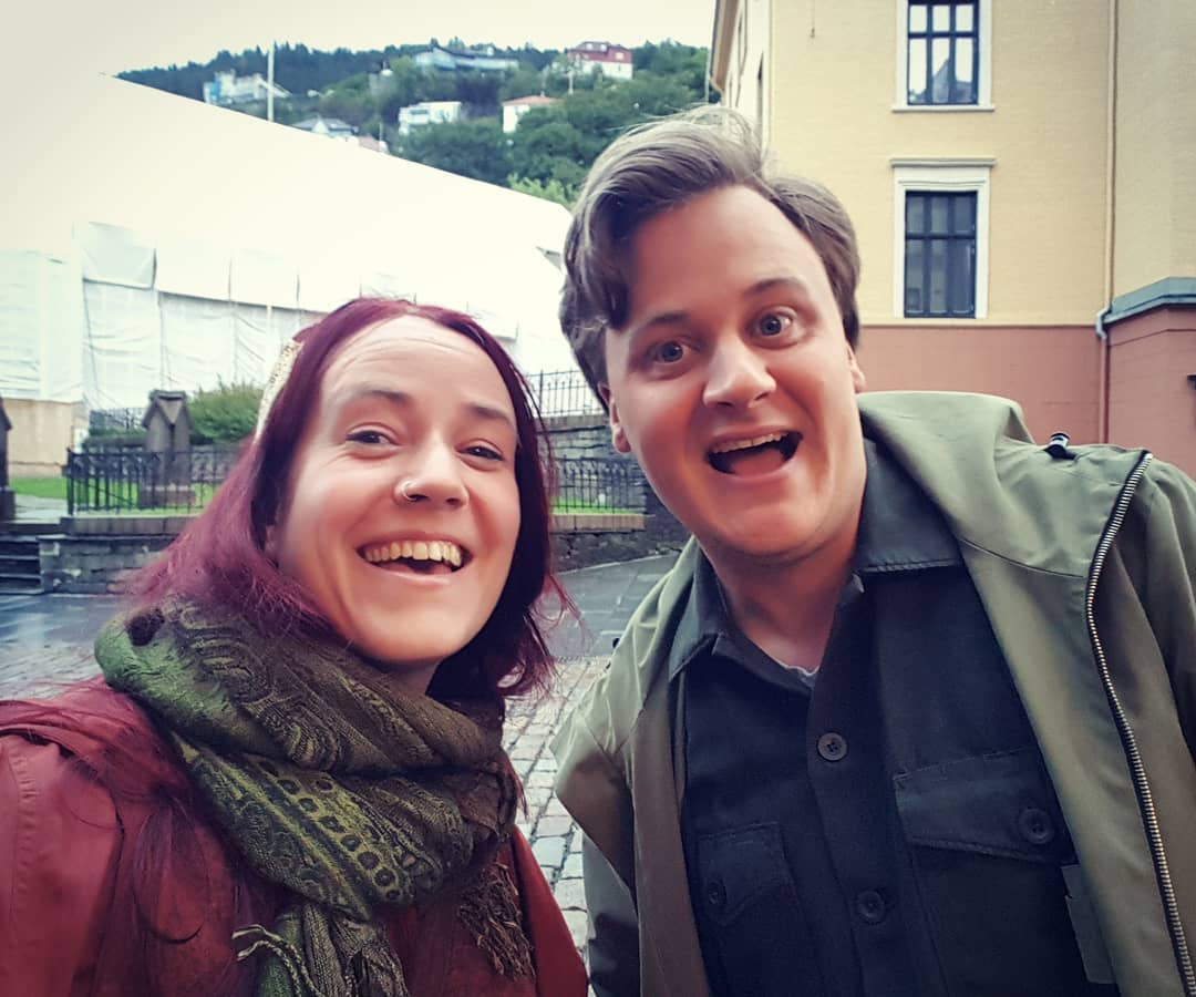 Vi har fått ny administrasjonssekretær! 🎉@marigjengedal, som har jobba iherdig med administreringa av Røyst det siste året, overlet no roret til dei kapable hendene til @johan.elfving. Mari har blitt gardbrukar, men fortset i redaksjonen. Takk for innsatsen, og velkomen Johan! ❤️Røyst-familien❤️
#røystredaksjonen #bergen