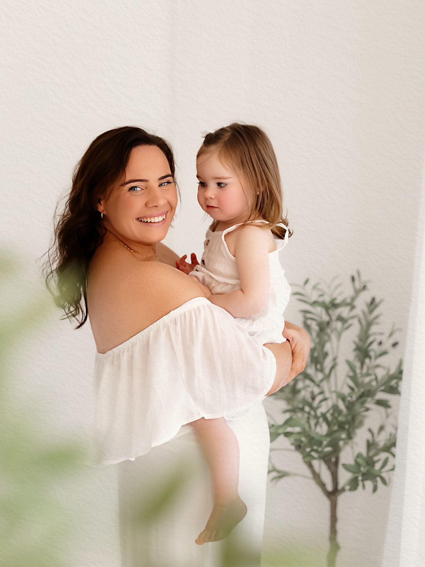 Motherhood sessions are available to book until end of March. Gift Vouchers also available 🤍🤍🤍🤍. #motherhoodminisessions #mothersdaygiftidea #gravesendfamilyphotographer #roxieartphotography #babyphotographykent